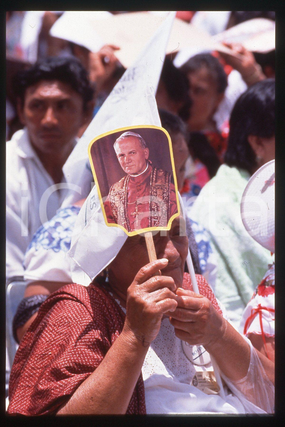 35mm vintage slide* 1993 - YUCATAN People at visit of Giovanni Paolo II (6)  Diapositiva d'epoca, in formato 35 mm.CONDIZIONI: GOODE' severamente vietata la riproduzione. Tutti i diritti sono riservati.Nella diapositiva ICharta mette in vendita, sul negozio eBay e in esclusiva sul sito "icharta" il proprio archivio composto da numerose diapositive e negativi fotografici d'epoca, tutti originali e autentici, che attraversano la storia del costume italiano tra gli la fine degli anni Sessanta e Novanta.Si tratta di uno sguardo inedito sull'attualit&agrave;, la politica, la vita quotidiana, il gossip e la cultura, che fotografa il cambiamento della nazione in quest'ultimo scorcio del XX secolo. Un'occasione unica per il mercato del collezionismo, che vede finalmente disponibile un archivio eccezionale per vastit&agrave;, tematiche e condizioni, in un settore (il negativo fotografico e la diapositiva) di assoluta novit&agrave; e dalle interessanti prospettive di investimento.  FAIR/discreto   originale e autentica 1