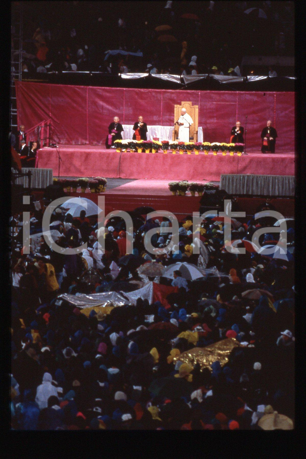 35mm vintage slide* 1993 USA - DENVER STADIUM Papa Giovanni Paolo II  Diapositiva d'epoca, in formato 35 mm.CONDIZIONI: GOODE' severamente vietata la riproduzione. Tutti i diritti sono riservati.Nella diapositiva ICharta mette in vendita, sul negozio eBay e in esclusiva sul sito "icharta" il proprio archivio composto da numerose diapositive e negativi fotografici d'epoca, tutti originali e autentici, che attraversano la storia del costume italiano tra gli la fine degli anni Sessanta e Novanta.Si tratta di uno sguardo inedito sull'attualit&agrave;, la politica, la vita quotidiana, il gossip e la cultura, che fotografa il cambiamento della nazione in quest'ultimo scorcio del XX secolo. Un'occasione unica per il mercato del collezionismo, che vede finalmente disponibile un archivio eccezionale per vastit&agrave;, tematiche e condizioni, in un settore (il negativo fotografico e la diapositiva) di assoluta novit&agrave; e dalle interessanti prospettive di investimento.  FAIR/discreto   originale e autentica 1
