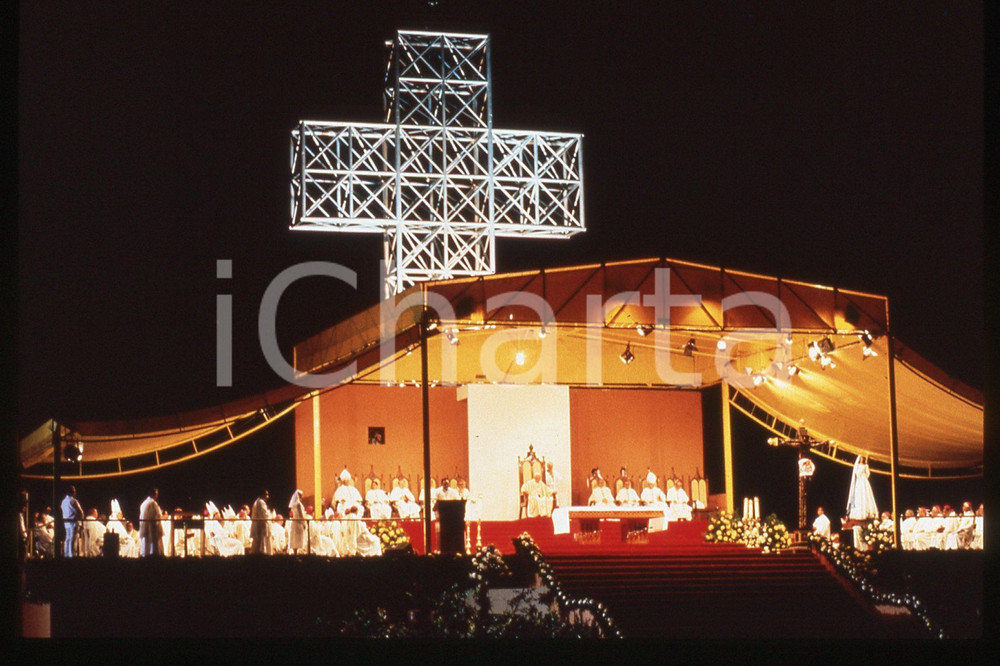 35mm vintage slide* 1993 MEXICO - YUCATAN Giovanni Paolo II at evening ceremony  Diapositiva d'epoca, in formato 35 mm.CONDIZIONI: GOODE' severamente vietata la riproduzione. Tutti i diritti sono riservati.Nella diapositiva ICharta mette in vendita, sul negozio eBay e in esclusiva sul sito "icharta" il proprio archivio composto da numerose diapositive e negativi fotografici d'epoca, tutti originali e autentici, che attraversano la storia del costume italiano tra gli la fine degli anni Sessanta e Novanta.Si tratta di uno sguardo inedito sull'attualit&agrave;, la politica, la vita quotidiana, il gossip e la cultura, che fotografa il cambiamento della nazione in quest'ultimo scorcio del XX secolo. Un'occasione unica per il mercato del collezionismo, che vede finalmente disponibile un archivio eccezionale per vastit&agrave;, tematiche e condizioni, in un settore (il negativo fotografico e la diapositiva) di assoluta novit&agrave; e dalle interessanti prospettive di investimento.  GOOD/buono   originale e autentica 1