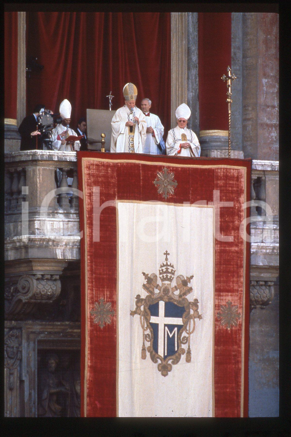 35mm vintage slide* 1993 VATICANO Giovanni Paolo II - Benedizione Urbi et orbi  Diapositiva d'epoca, in formato 35 mm.CONDIZIONI: GOODE' severamente vietata la riproduzione. Tutti i diritti sono riservati.Nella diapositiva ICharta mette in vendita, sul negozio eBay e in esclusiva sul sito "icharta" il proprio archivio composto da numerose diapositive e negativi fotografici d'epoca, tutti originali e autentici, che attraversano la storia del costume italiano tra gli la fine degli anni Sessanta e Novanta.Si tratta di uno sguardo inedito sull'attualit&agrave;, la politica, la vita quotidiana, il gossip e la cultura, che fotografa il cambiamento della nazione in quest'ultimo scorcio del XX secolo. Un'occasione unica per il mercato del collezionismo, che vede finalmente disponibile un archivio eccezionale per vastit&agrave;, tematiche e condizioni, in un settore (il negativo fotografico e la diapositiva) di assoluta novit&agrave; e dalle interessanti prospettive di investimento.  FAIR/discreto   originale e autentica 1