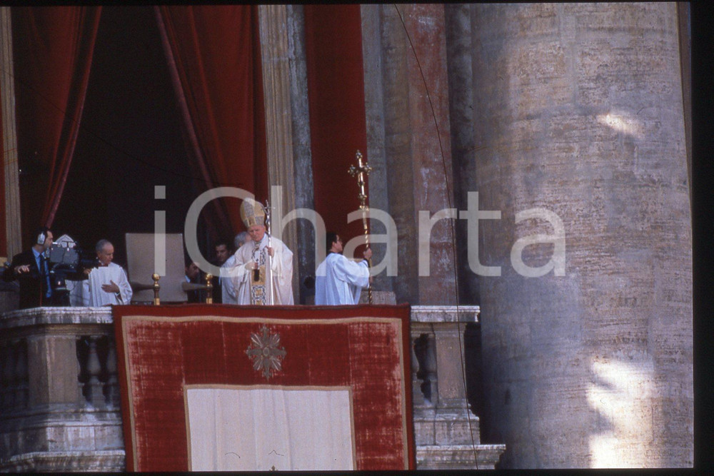 35mm vintage slide* 1993 VATICANO Giovanni Paolo II - Benedizione Urbi et orbi 1  Diapositiva d'epoca, in formato 35 mm.CONDIZIONI: GOODE' severamente vietata la riproduzione. Tutti i diritti sono riservati.Nella diapositiva ICharta mette in vendita, sul negozio eBay e in esclusiva sul sito "icharta" il proprio archivio composto da numerose diapositive e negativi fotografici d'epoca, tutti originali e autentici, che attraversano la storia del costume italiano tra gli la fine degli anni Sessanta e Novanta.Si tratta di uno sguardo inedito sull'attualit&agrave;, la politica, la vita quotidiana, il gossip e la cultura, che fotografa il cambiamento della nazione in quest'ultimo scorcio del XX secolo. Un'occasione unica per il mercato del collezionismo, che vede finalmente disponibile un archivio eccezionale per vastit&agrave;, tematiche e condizioni, in un settore (il negativo fotografico e la diapositiva) di assoluta novit&agrave; e dalle interessanti prospettive di investimento.  FAIR/discreto   originale e autentica 1