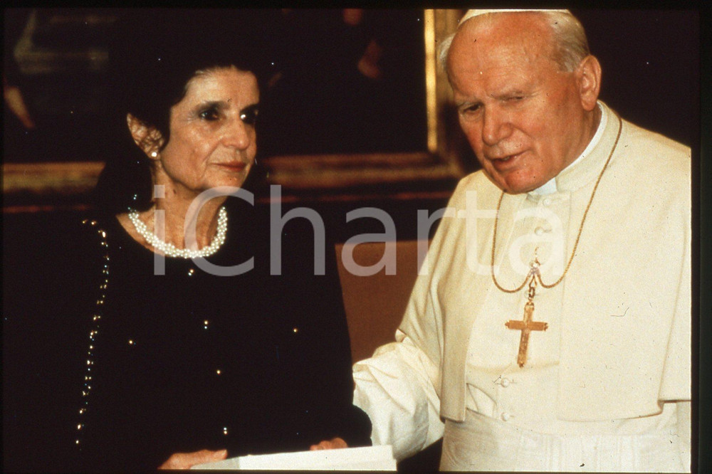 35mm vintage slide *1995 VATICANO Giovanni Paolo II Leah RABIN (1)  Diapositiva d'epoca, in formato 35 mm.CONDIZIONI: GOODE' severamente vietata la riproduzione. Tutti i diritti sono riservati.Nella diapositiva ICharta mette in vendita, sul negozio eBay e in esclusiva sul sito "icharta" il proprio archivio composto da numerose diapositive e negativi fotografici d'epoca, tutti originali e autentici, che attraversano la storia del costume italiano tra gli la fine degli anni Sessanta e Novanta.Si tratta di uno sguardo inedito sull'attualit&agrave;, la politica, la vita quotidiana, il gossip e la cultura, che fotografa il cambiamento della nazione in quest'ultimo scorcio del XX secolo. Un'occasione unica per il mercato del collezionismo, che vede finalmente disponibile un archivio eccezionale per vastit&agrave;, tematiche e condizioni, in un settore (il negativo fotografico e la diapositiva) di assoluta novit&agrave; e dalle interessanti prospettive di investimento. FAIR/discreto  originale e autentica 1