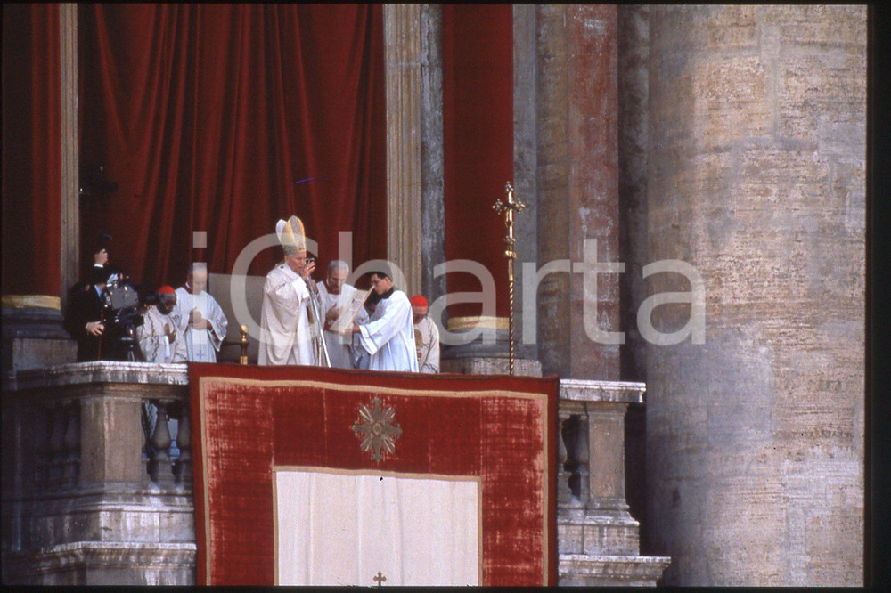 35mm vintage slide* 1993 VATICANO Giovanni Paolo II - Benedizione Urbi et orbi 3  Diapositiva d'epoca, in formato 35 mm.CONDIZIONI: GOODE' severamente vietata la riproduzione. Tutti i diritti sono riservati.Nella diapositiva ICharta mette in vendita, sul negozio eBay e in esclusiva sul sito "icharta" il proprio archivio composto da numerose diapositive e negativi fotografici d'epoca, tutti originali e autentici, che attraversano la storia del costume italiano tra gli la fine degli anni Sessanta e Novanta.Si tratta di uno sguardo inedito sull'attualit&agrave;, la politica, la vita quotidiana, il gossip e la cultura, che fotografa il cambiamento della nazione in quest'ultimo scorcio del XX secolo. Un'occasione unica per il mercato del collezionismo, che vede finalmente disponibile un archivio eccezionale per vastit&agrave;, tematiche e condizioni, in un settore (il negativo fotografico e la diapositiva) di assoluta novit&agrave; e dalle interessanti prospettive di investimento.  FAIR/discreto   originale e autentica 1