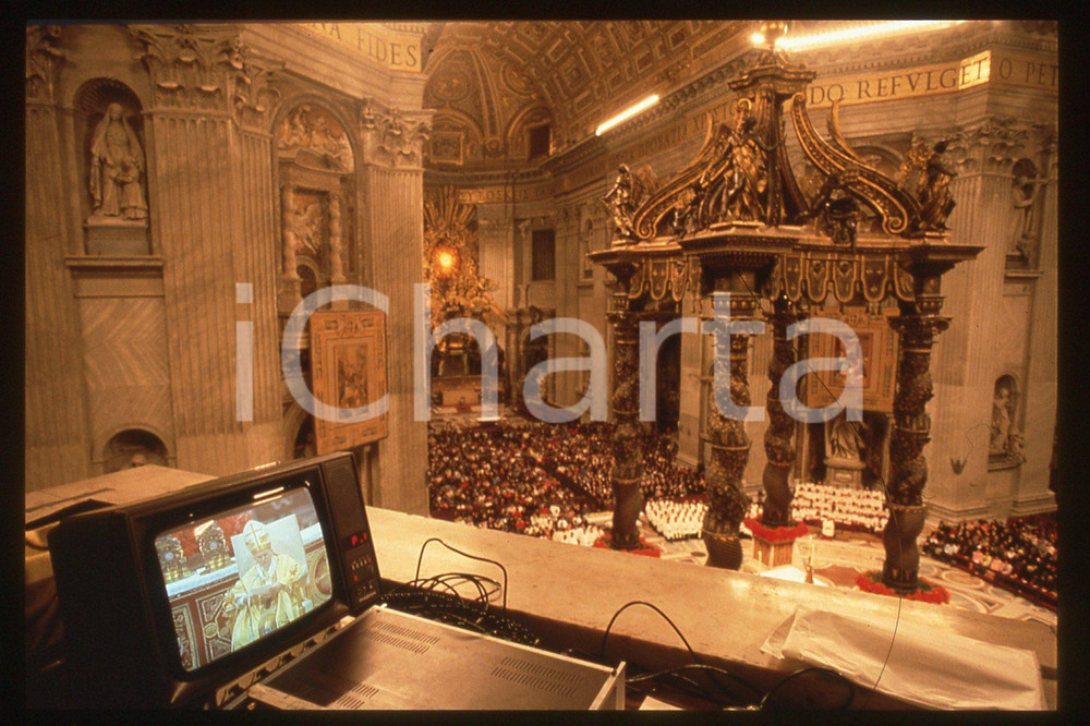 35mm vintage slide* 1993 VATICANO Giovanni Paolo II Videoassist at midnigh mass  Diapositiva d'epoca, in formato 35 mm.CONDIZIONI: GOODE' severamente vietata la riproduzione. Tutti i diritti sono riservati.Nella diapositiva ICharta mette in vendita, sul negozio eBay e in esclusiva sul sito "icharta" il proprio archivio composto da numerose diapositive e negativi fotografici d'epoca, tutti originali e autentici, che attraversano la storia del costume italiano tra gli la fine degli anni Sessanta e Novanta.Si tratta di uno sguardo inedito sull'attualit&agrave;, la politica, la vita quotidiana, il gossip e la cultura, che fotografa il cambiamento della nazione in quest'ultimo scorcio del XX secolo. Un'occasione unica per il mercato del collezionismo, che vede finalmente disponibile un archivio eccezionale per vastit&agrave;, tematiche e condizioni, in un settore (il negativo fotografico e la diapositiva) di assoluta novit&agrave; e dalle interessanti prospettive di investimento.  FAIR/discreto   originale e autentica 1