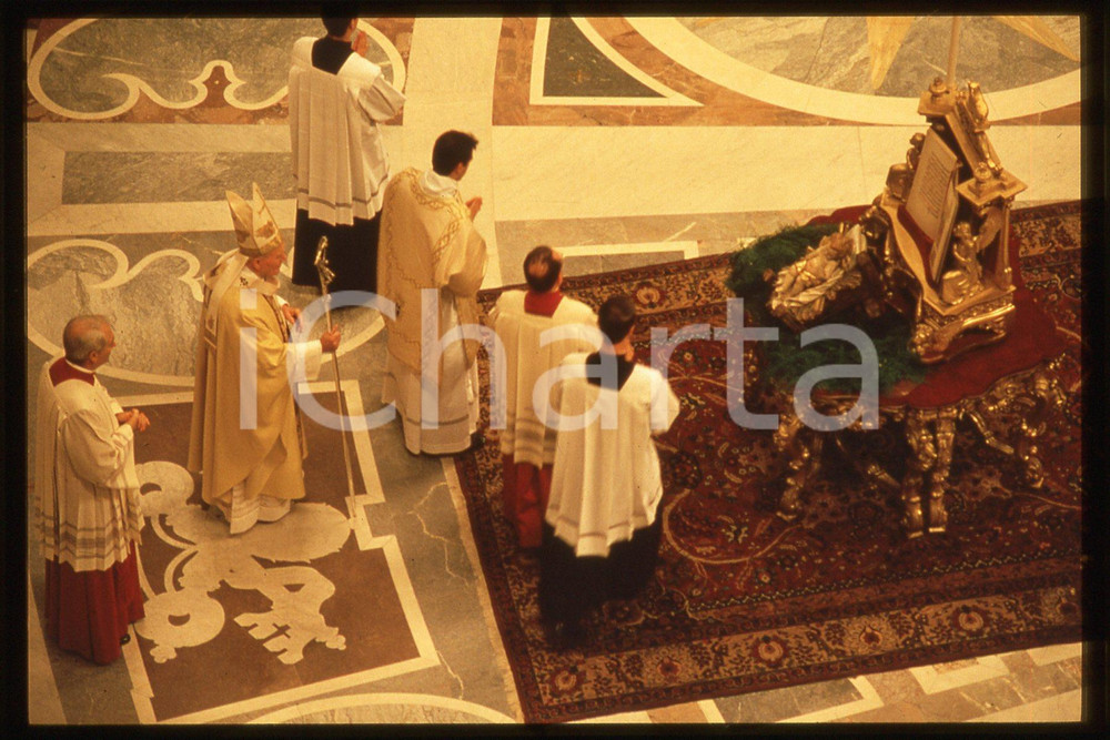 35mm vintage slide* 1993 VATICANO Giovanni Paolo II - Midnight mass (1)  Diapositiva d'epoca, in formato 35 mm.CONDIZIONI: GOODE' severamente vietata la riproduzione. Tutti i diritti sono riservati.Nella diapositiva ICharta mette in vendita, sul negozio eBay e in esclusiva sul sito "icharta" il proprio archivio composto da numerose diapositive e negativi fotografici d'epoca, tutti originali e autentici, che attraversano la storia del costume italiano tra gli la fine degli anni Sessanta e Novanta.Si tratta di uno sguardo inedito sull'attualit&agrave;, la politica, la vita quotidiana, il gossip e la cultura, che fotografa il cambiamento della nazione in quest'ultimo scorcio del XX secolo. Un'occasione unica per il mercato del collezionismo, che vede finalmente disponibile un archivio eccezionale per vastit&agrave;, tematiche e condizioni, in un settore (il negativo fotografico e la diapositiva) di assoluta novit&agrave; e dalle interessanti prospettive di investimento.  FAIR/discreto   originale e autentica 1