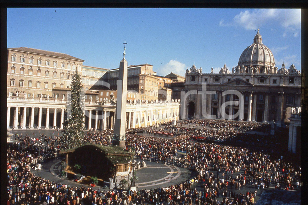 35mm vintage slide* 1993 VATICANO Natale in Piazza San Pietro  Diapositiva d'epoca, in formato 35 mm.CONDIZIONI: GOODE' severamente vietata la riproduzione. Tutti i diritti sono riservati.Nella diapositiva ICharta mette in vendita, sul negozio eBay e in esclusiva sul sito "icharta" il proprio archivio composto da numerose diapositive e negativi fotografici d'epoca, tutti originali e autentici, che attraversano la storia del costume italiano tra gli la fine degli anni Sessanta e Novanta.Si tratta di uno sguardo inedito sull'attualit&agrave;, la politica, la vita quotidiana, il gossip e la cultura, che fotografa il cambiamento della nazione in quest'ultimo scorcio del XX secolo. Un'occasione unica per il mercato del collezionismo, che vede finalmente disponibile un archivio eccezionale per vastit&agrave;, tematiche e condizioni, in un settore (il negativo fotografico e la diapositiva) di assoluta novit&agrave; e dalle interessanti prospettive di investimento.  FAIR/discreto   originale e autentica 1