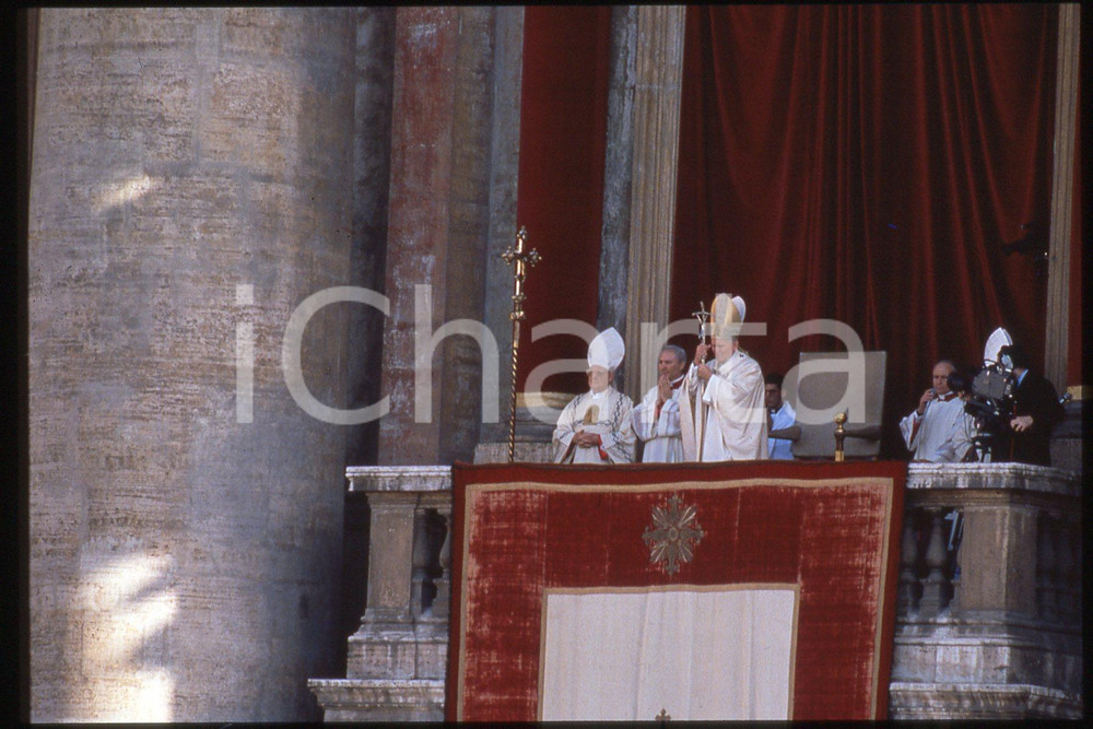 35mm vintage slide* 1993 VATICANO Giovanni Paolo II - Benedizione Urbi et orbi 4  Diapositiva d'epoca, in formato 35 mm.CONDIZIONI: GOODE' severamente vietata la riproduzione. Tutti i diritti sono riservati.Nella diapositiva ICharta mette in vendita, sul negozio eBay e in esclusiva sul sito "icharta" il proprio archivio composto da numerose diapositive e negativi fotografici d'epoca, tutti originali e autentici, che attraversano la storia del costume italiano tra gli la fine degli anni Sessanta e Novanta.Si tratta di uno sguardo inedito sull'attualit&agrave;, la politica, la vita quotidiana, il gossip e la cultura, che fotografa il cambiamento della nazione in quest'ultimo scorcio del XX secolo. Un'occasione unica per il mercato del collezionismo, che vede finalmente disponibile un archivio eccezionale per vastit&agrave;, tematiche e condizioni, in un settore (il negativo fotografico e la diapositiva) di assoluta novit&agrave; e dalle interessanti prospettive di investimento.  FAIR/discreto   originale e autentica 1