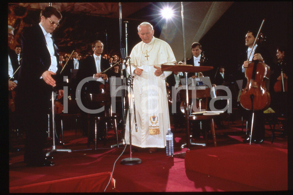35mm vintage slide* 1994 VATICANO - HOLOCAUST DAY Giovanni Paolo II  Diapositiva d'epoca, in formato 35 mm.Nella diapositiva compare la Royal Philarmonic Orchestra.CONDIZIONI: GOODE' severamente vietata la riproduzione. Tutti i diritti sono riservati.Nella diapositiva ICharta mette in vendita, sul negozio eBay e in esclusiva sul sito "icharta" il proprio archivio composto da numerose diapositive e negativi fotografici d'epoca, tutti originali e autentici, che attraversano la storia del costume italiano tra gli la fine degli anni Sessanta e Novanta.Si tratta di uno sguardo inedito sull'attualit&agrave;, la politica, la vita quotidiana, il gossip e la cultura, che fotografa il cambiamento della nazione in quest'ultimo scorcio del XX secolo. Un'occasione unica per il mercato del collezionismo, che vede finalmente disponibile un archivio eccezionale per vastit&agrave;, tematiche e condizioni, in un settore (il negativo fotografico e la diapositiva) di assoluta novit&agrave; e dalle interessanti prospettive di investimento.  FAIR/discreto   originale e autentica 1