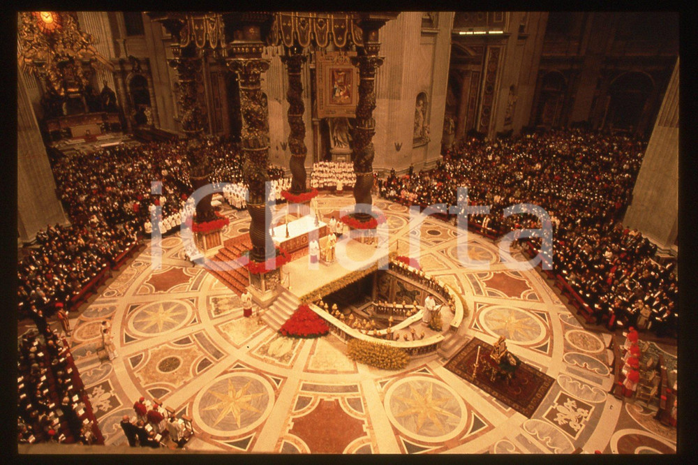 35mm vintage slide *1993 VATICANO Giovanni Paolo II - Messa di mezzanotte 1  Diapositiva d'epoca, in formato 35 mm.CONDIZIONI: GOODE' severamente vietata la riproduzione. Tutti i diritti sono riservati.Nella diapositiva ICharta mette in vendita, sul negozio eBay e in esclusiva sul sito "icharta" il proprio archivio composto da numerose diapositive e negativi fotografici d'epoca, tutti originali e autentici, che attraversano la storia del costume italiano tra gli la fine degli anni Sessanta e Novanta.Si tratta di uno sguardo inedito sull'attualit&agrave;, la politica, la vita quotidiana, il gossip e la cultura, che fotografa il cambiamento della nazione in quest'ultimo scorcio del XX secolo. Un'occasione unica per il mercato del collezionismo, che vede finalmente disponibile un archivio eccezionale per vastit&agrave;, tematiche e condizioni, in un settore (il negativo fotografico e la diapositiva) di assoluta novit&agrave; e dalle interessanti prospettive di investimento.  GOOD/buono   originale e autentica 1
