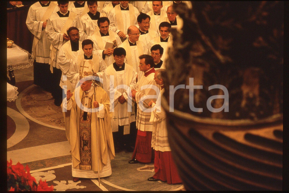 35mm vintage slide* 1993 VATICANO Giovanni Paolo II - Midnight mass (2)  Diapositiva d'epoca, in formato 35 mm.CONDIZIONI: GOODE' severamente vietata la riproduzione. Tutti i diritti sono riservati.Nella diapositiva ICharta mette in vendita, sul negozio eBay e in esclusiva sul sito "icharta" il proprio archivio composto da numerose diapositive e negativi fotografici d'epoca, tutti originali e autentici, che attraversano la storia del costume italiano tra gli la fine degli anni Sessanta e Novanta.Si tratta di uno sguardo inedito sull'attualit&agrave;, la politica, la vita quotidiana, il gossip e la cultura, che fotografa il cambiamento della nazione in quest'ultimo scorcio del XX secolo. Un'occasione unica per il mercato del collezionismo, che vede finalmente disponibile un archivio eccezionale per vastit&agrave;, tematiche e condizioni, in un settore (il negativo fotografico e la diapositiva) di assoluta novit&agrave; e dalle interessanti prospettive di investimento.  FAIR/discreto   originale e autentica 1