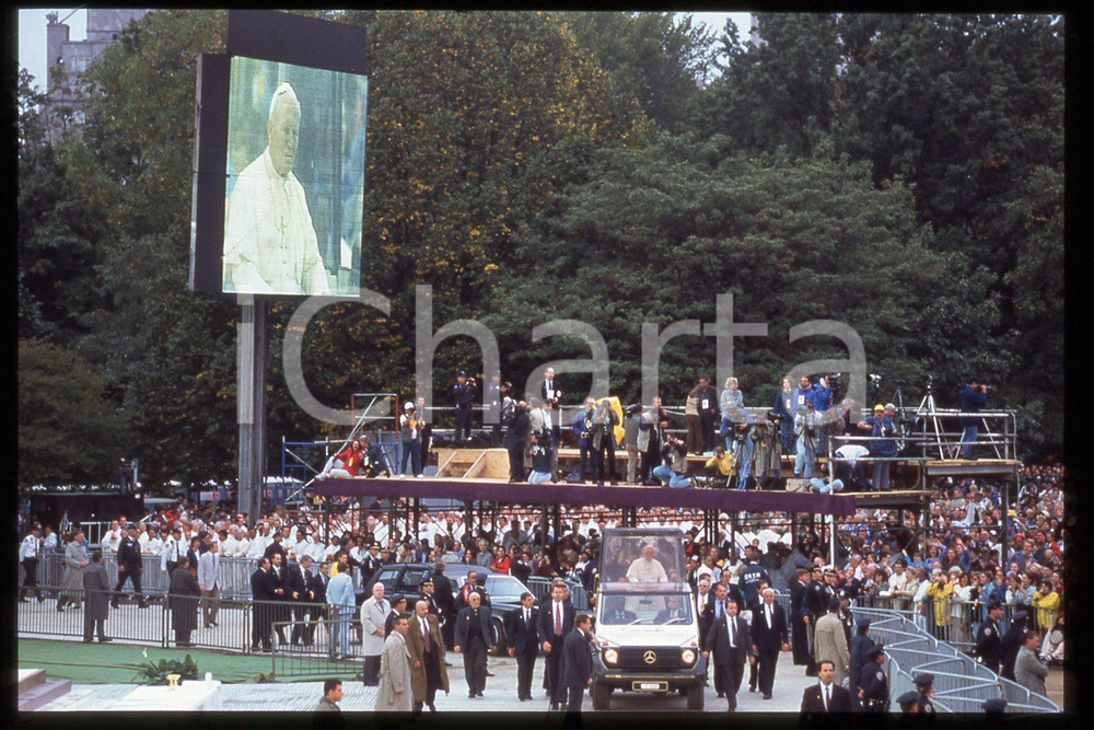 35mm vintage slide*1995 NEW YORK Central Park - Giovanni Paolo II on Papamobile  Diapositiva d'epoca, in formato 35 mm.CONDIZIONI: GOODE' severamente vietata la riproduzione. Tutti i diritti sono riservati.Nella diapositiva ICharta mette in vendita, sul negozio eBay e in esclusiva sul sito "icharta" il proprio archivio composto da numerose diapositive e negativi fotografici d'epoca, tutti originali e autentici, che attraversano la storia del costume italiano tra gli la fine degli anni Sessanta e Novanta.Si tratta di uno sguardo inedito sull'attualit&agrave;, la politica, la vita quotidiana, il gossip e la cultura, che fotografa il cambiamento della nazione in quest'ultimo scorcio del XX secolo. Un'occasione unica per il mercato del collezionismo, che vede finalmente disponibile un archivio eccezionale per vastit&agrave;, tematiche e condizioni, in un settore (il negativo fotografico e la diapositiva) di assoluta novit&agrave; e dalle interessanti prospettive di investimento.  FAIR/discreto   originale e autentica 1