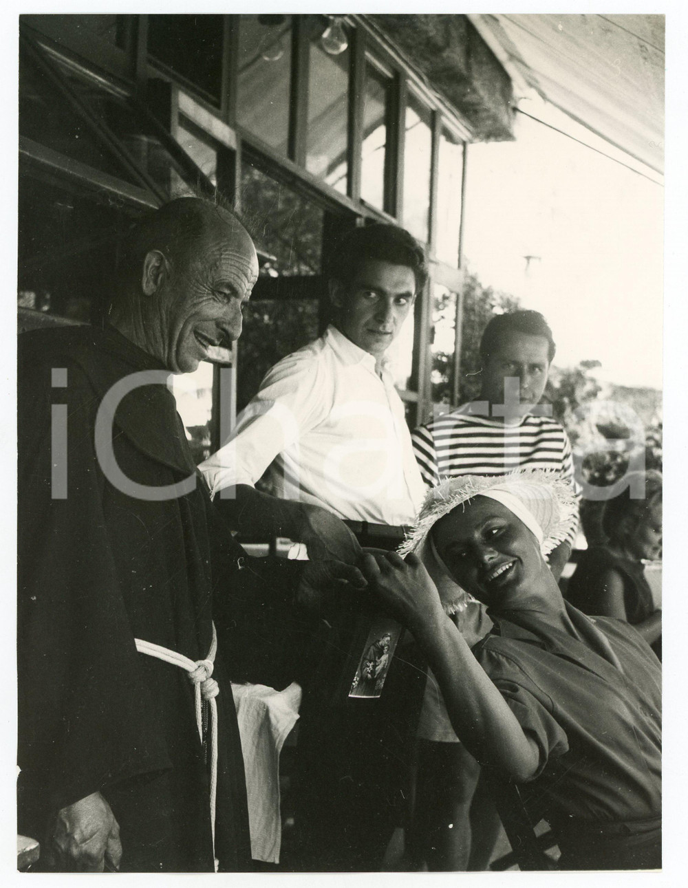Fotografia d epoca originale 1958 SAN FRUTTUOSO GE Caprice CHANTAL con un frate  Fotografia vintage RARA 1