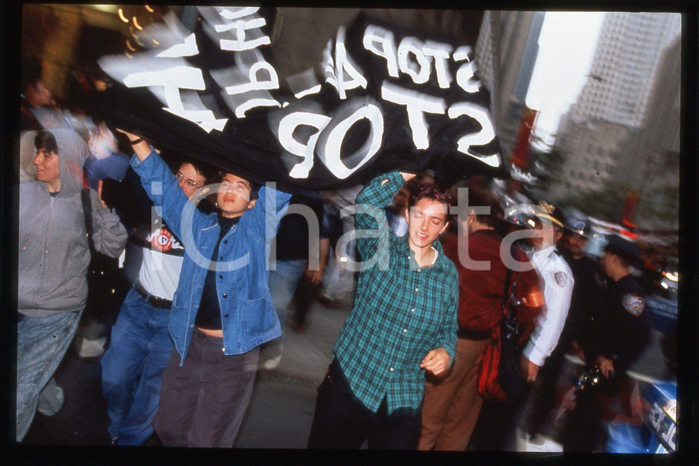 35mm vintage slide* 1995 NEW YORK St. Patrick Cathedral - Pro-choice group 1  Diapositiva d'epoca, in formato 35 mm.CONDIZIONI: GOODE' severamente vietata la riproduzione. Tutti i diritti sono riservati.Nella diapositiva ICharta mette in vendita, sul negozio eBay e in esclusiva sul sito "icharta" il proprio archivio composto da numerose diapositive e negativi fotografici d'epoca, tutti originali e autentici, che attraversano la storia del costume italiano tra gli la fine degli anni Sessanta e Novanta.Si tratta di uno sguardo inedito sull'attualit&agrave;, la politica, la vita quotidiana, il gossip e la cultura, che fotografa il cambiamento della nazione in quest'ultimo scorcio del XX secolo. Un'occasione unica per il mercato del collezionismo, che vede finalmente disponibile un archivio eccezionale per vastit&agrave;, tematiche e condizioni, in un settore (il negativo fotografico e la diapositiva) di assoluta novit&agrave; e dalle interessanti prospettive di investimento.  FAIR/discreto   originale e autentica 1