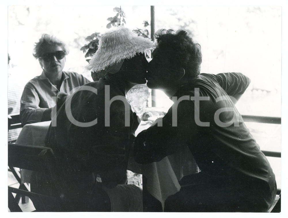 Fotografia d epoca originale 1958 SAN FRUTTUOSO Bacio tra Ugo TOGNAZZI e Caprice CHANTAL Foto vintage RARA 1