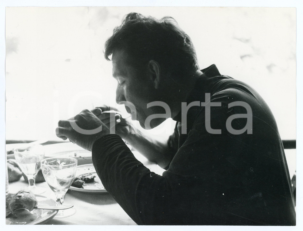 Fotografia d epoca originale 1958 SAN FRUTTUOSO GE Ugo TOGNAZZI al ristorante  Foto vintage RARA 1