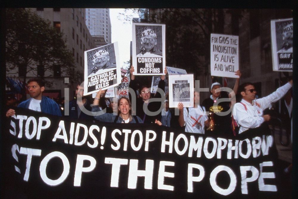 35mm vintage slide* 1995 NEW YORK Pro-choice demostration - Stop AIDS  Diapositiva d'epoca, in formato 35 mm.CONDIZIONI: GOODE' severamente vietata la riproduzione. Tutti i diritti sono riservati.Nella diapositiva ICharta mette in vendita, sul negozio eBay e in esclusiva sul sito "icharta" il proprio archivio composto da numerose diapositive e negativi fotografici d'epoca, tutti originali e autentici, che attraversano la storia del costume italiano tra gli la fine degli anni Sessanta e Novanta.Si tratta di uno sguardo inedito sull'attualit&agrave;, la politica, la vita quotidiana, il gossip e la cultura, che fotografa il cambiamento della nazione in quest'ultimo scorcio del XX secolo. Un'occasione unica per il mercato del collezionismo, che vede finalmente disponibile un archivio eccezionale per vastit&agrave;, tematiche e condizioni, in un settore (il negativo fotografico e la diapositiva) di assoluta novit&agrave; e dalle interessanti prospettive di investimento.  FAIR/discreto   originale e autentica 1