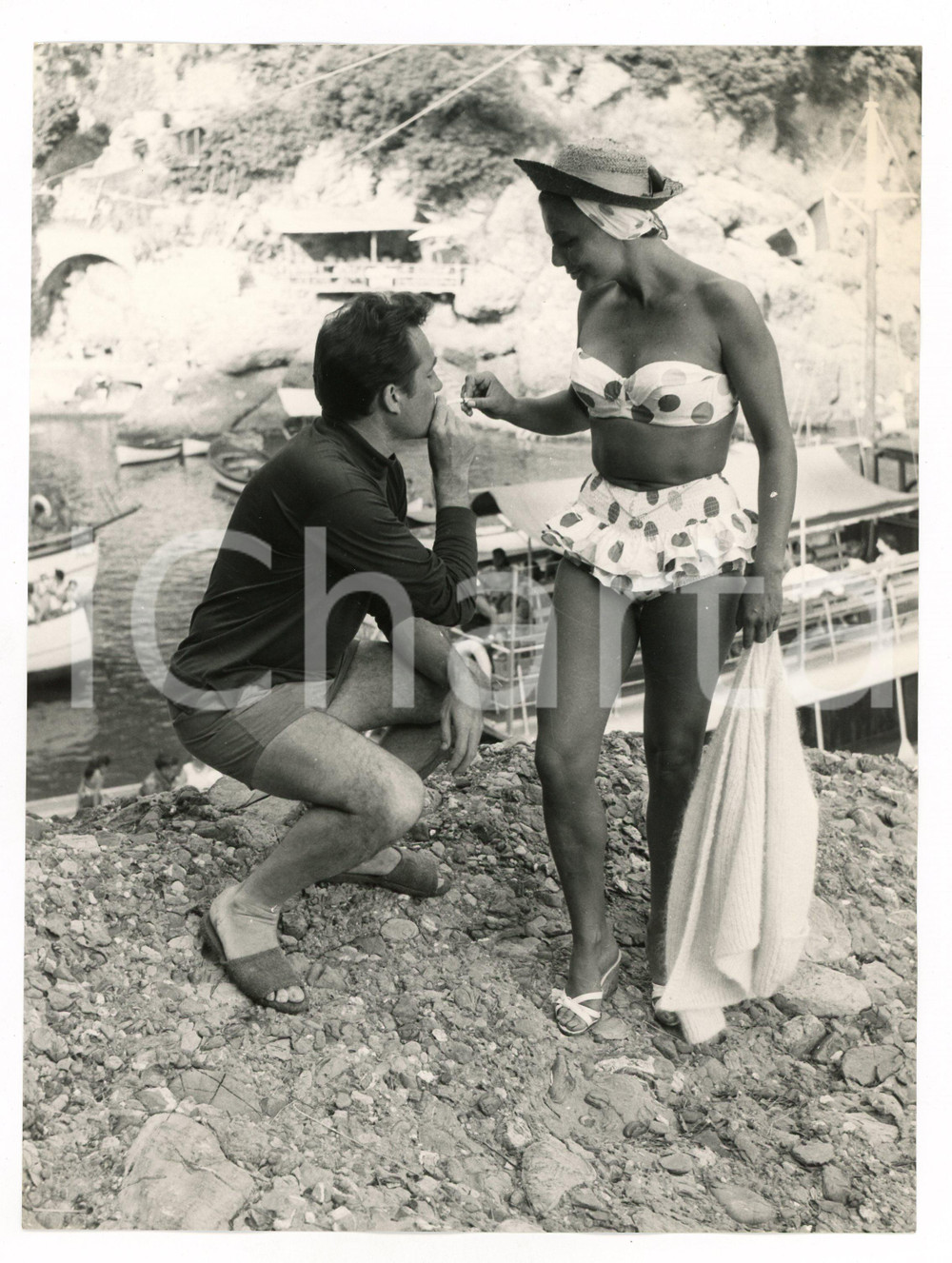 1958 SAN FRUTTUOSO Caprice CHANTAL accende sigaretta a Ugo TOGNAZZI - Foto RARA  Fotografia vintage rara d'epoca, che mostra i due attori sullo scoglio nei pressi del battello pubblico.Timbro archivio Publifoto Genova al verso.FORMATO: cm 18x24CONDIZIONI: G (lievi difetti di stampa)ICHARTA mette in vendita le stampe vintage della collezione Publifoto Genova, per la maggior parte inedita o in tiratura di pochi esemplari. Si tratta di un'ottima opportunit&agrave; di investimento per i collezionisti di fotografie d'epoca.    originale e autentica 1