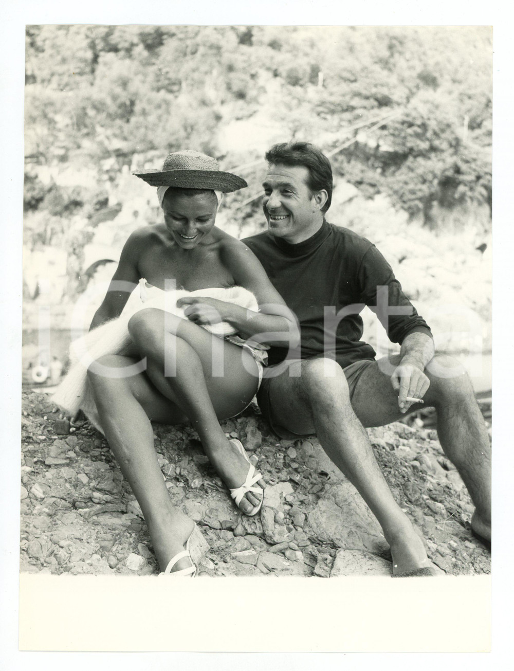 Fotografia d epoca originale 1958 SAN FRUTTUOSO Ugo TOGNAZZI e Caprice CHANTAL su uno scoglio  Foto RARA 1