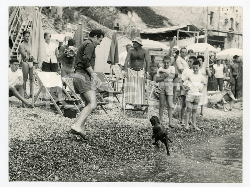 Fotografia d epoca originale 1958 SAN FRUTTUOSO Ugo TOGNAZZI gioca con il cane in spiaggia 2  Foto RARA 1