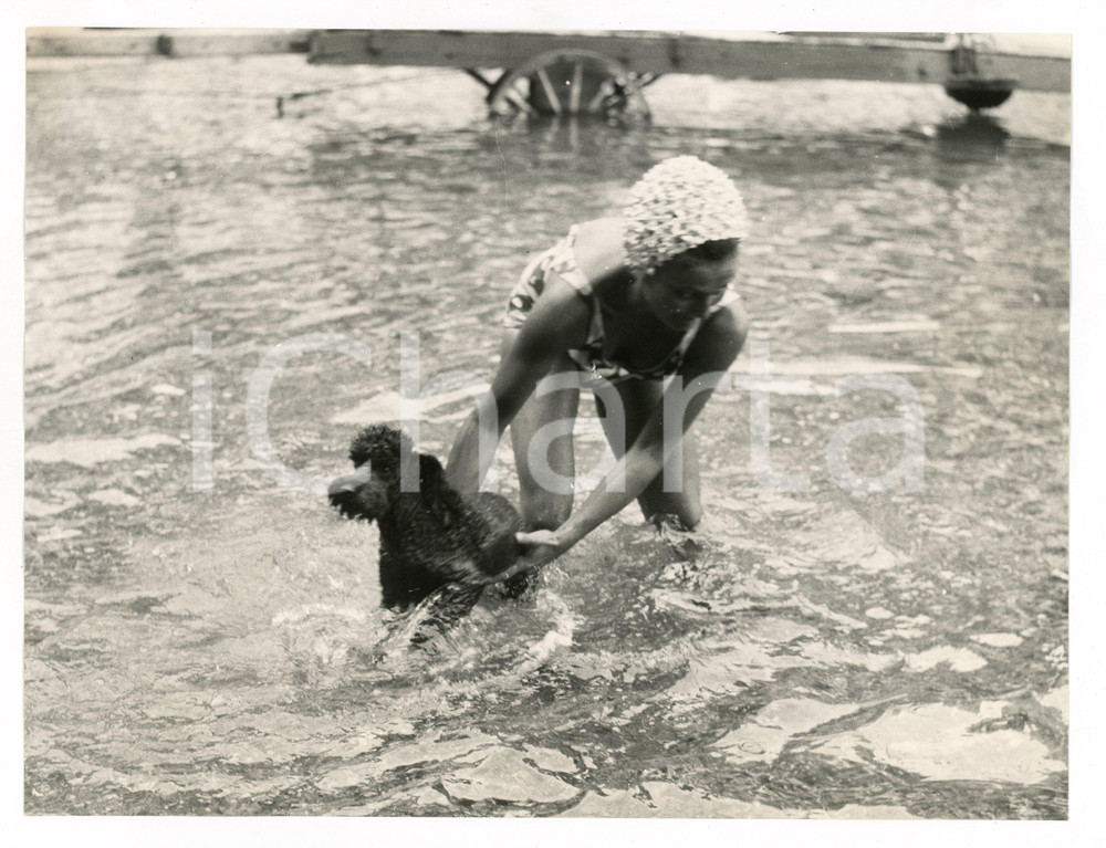 Fotografia d epoca originale 1958 SAN FRUTTUOSO Caprice CHANTAL gioca con il cane in mare  Foto vintage RARA 1