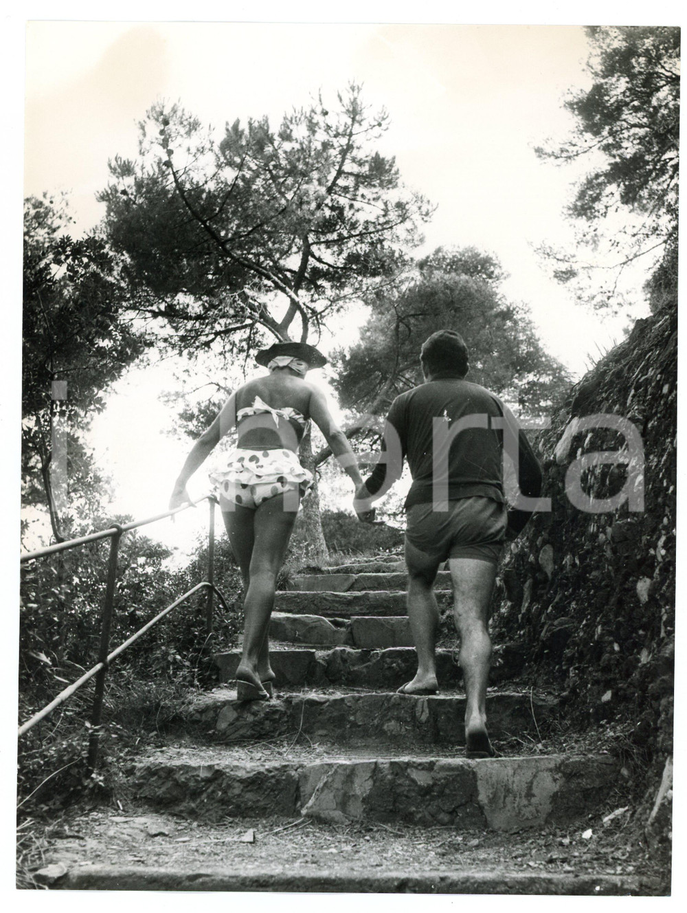 Fotografia d epoca originale 1958 SAN FRUTTUOSO Ugo TOGNAZZI e Caprice CHANTAL su una scalinata  Foto RARA 1