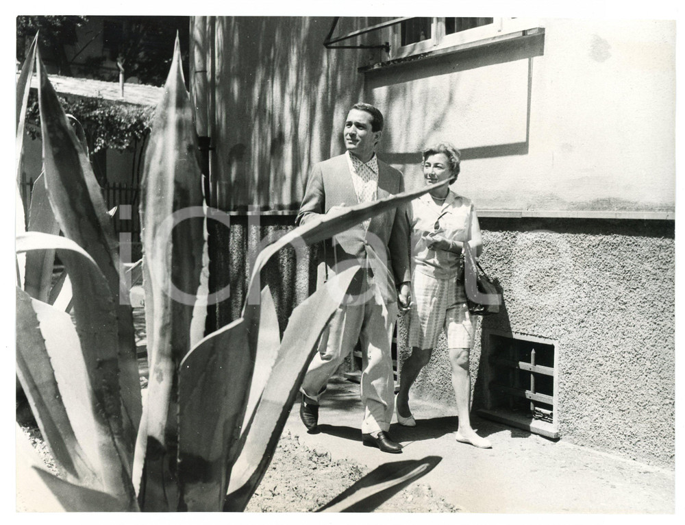1958 PORTOFINO PERRY COMO con la moglie Roselle BELLINE - Foto vintage RARA Luglio 1958Fotografia vintage rara d'epoca.Timbro archivio Publifoto Genova al verso.FORMATO: cm 18x24CONDIZIONI: G (lievi difetti di stampa)ICHARTA mette in vendita le stampe vintage della collezione Publifoto Genova, per la maggior parte inedita o in tiratura di pochi esemplari. Si tratta di un'ottima opportunit&agrave; di investimento per i collezionisti di fotografie d'epoca.      originale e autentica 1