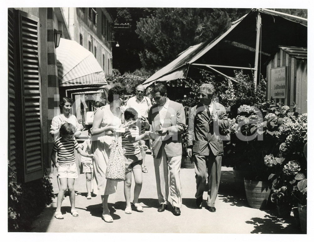 1958 PORTOFINO PERRY COMO firma autografi in strada - Foto vintage RARA Luglio 1958Fotografia vintage rara d'epoca.Timbro archivio Publifoto Genova al verso.FORMATO: cm 18x24CONDIZIONI: G (lievi difetti di stampa)ICHARTA mette in vendita le stampe vintage della collezione Publifoto Genova, per la maggior parte inedita o in tiratura di pochi esemplari. Si tratta di un'ottima opportunit&agrave; di investimento per i collezionisti di fotografie d'epoca.      originale e autentica 1