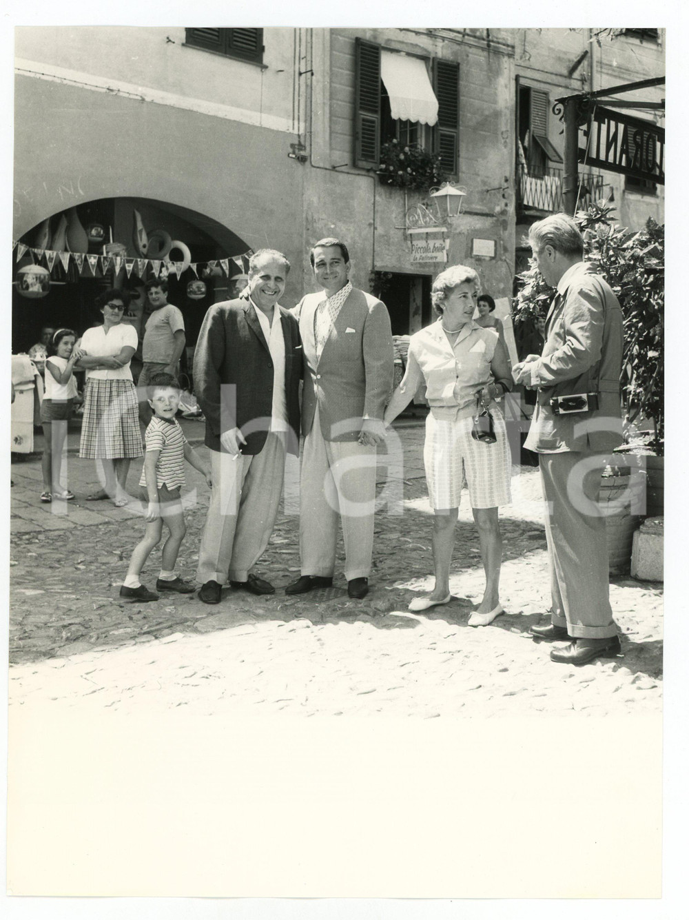 1958 PORTOFINO PERRY COMO e Roselle BELLINE sulla Piazzetta - Foto vintage RARA Luglio 1958Fotografia vintage rara d'epoca.Timbro archivio Publifoto Genova al verso.FORMATO: cm 18x24CONDIZIONI: G (lievi difetti di stampa)ICHARTA mette in vendita le stampe vintage della collezione Publifoto Genova, per la maggior parte inedita o in tiratura di pochi esemplari. Si tratta di un'ottima opportunit&agrave; di investimento per i collezionisti di fotografie d'epoca.      originale e autentica 1