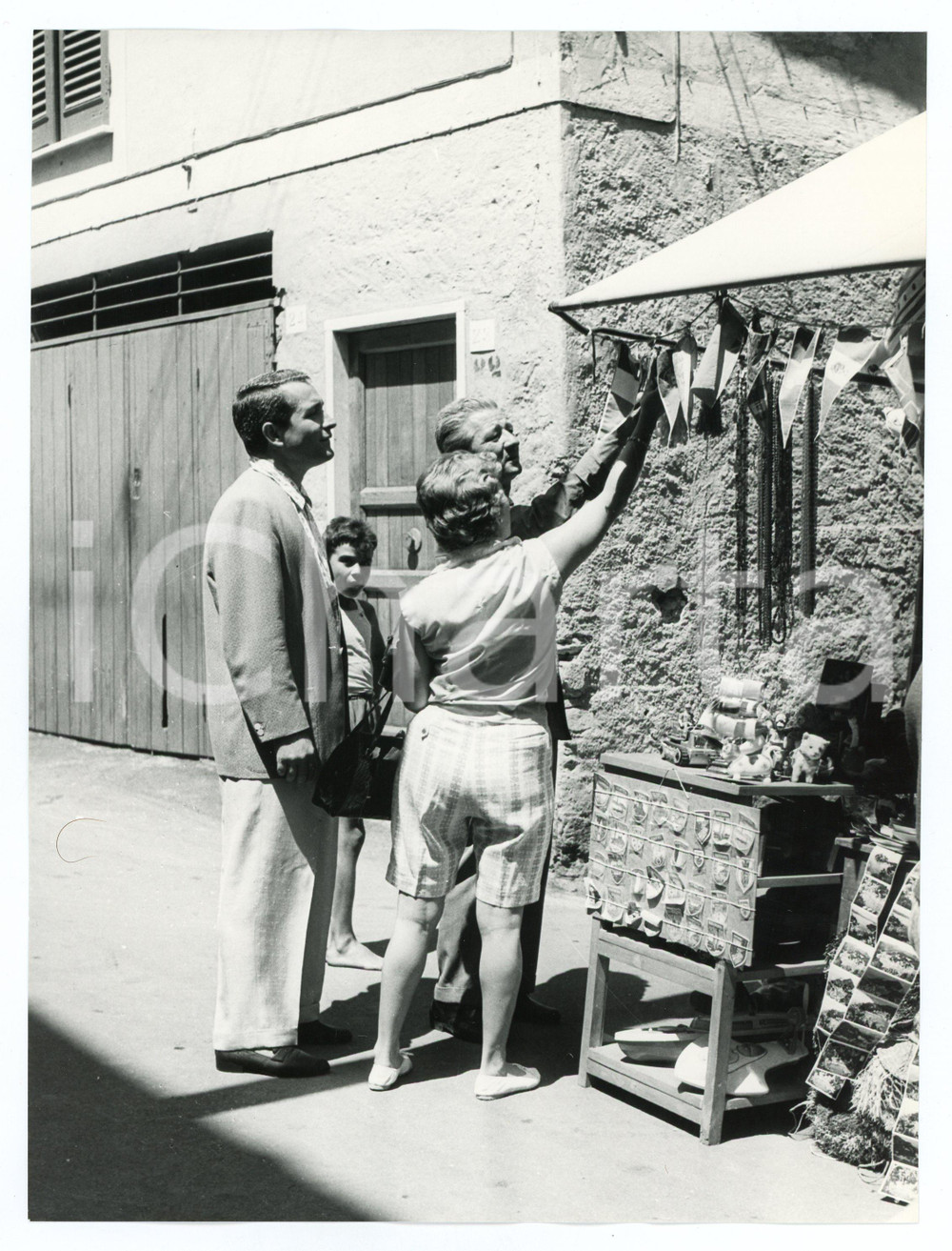 1958 PORTOFINO PERRY COMO e Roselle BELLINE presso una bancarella - Foto RARA Luglio 1958Fotografia vintage rara d'epoca.Timbro archivio Publifoto Genova al verso.FORMATO: cm 18x24CONDIZIONI: G (lievi difetti di stampa)ICHARTA mette in vendita le stampe vintage della collezione Publifoto Genova, per la maggior parte inedita o in tiratura di pochi esemplari. Si tratta di un'ottima opportunit&agrave; di investimento per i collezionisti di fotografie d'epoca.      originale e autentica 1