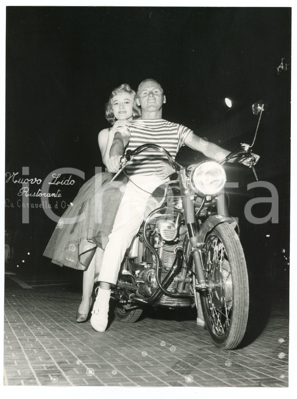 1958 LIDO DI GENOVA Caravella d'Oro - Arrivo vincitori "Lascia o Raddoppia" Foto Luglio 1958Fotografia vintage rara d'epoca.Timbro archivio Publifoto Genova al verso.FORMATO: cm 18x24CONDIZIONI: FAIR (difetti di stampa)ICHARTA mette in vendita le stampe vintage della collezione Publifoto Genova, per la maggior parte inedita o in tiratura di pochi esemplari. Si tratta di un'ottima opportunit&agrave; di investimento per i collezionisti di fotografie d'epoca.      originale e autentica 1