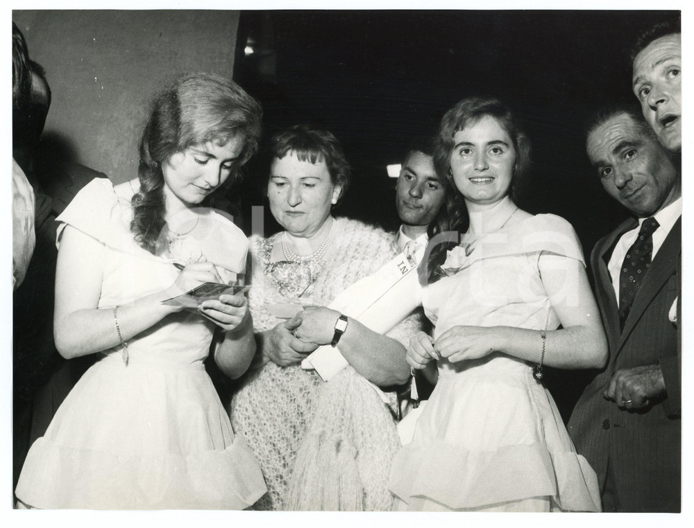 1958 LIDO GENOVA Caravella d'Oro - Riunione vincitori "Lascia o Raddoppia" Foto Luglio 1958Fotografia vintage rara d'epoca.Timbro archivio Publifoto Genova al verso.FORMATO: cm 18x24CONDIZIONI: G (difetti di stampa)ICHARTA mette in vendita le stampe vintage della collezione Publifoto Genova, per la maggior parte inedita o in tiratura di pochi esemplari. Si tratta di un'ottima opportunit&agrave; di investimento per i collezionisti di fotografie d'epoca.      originale e autentica 1