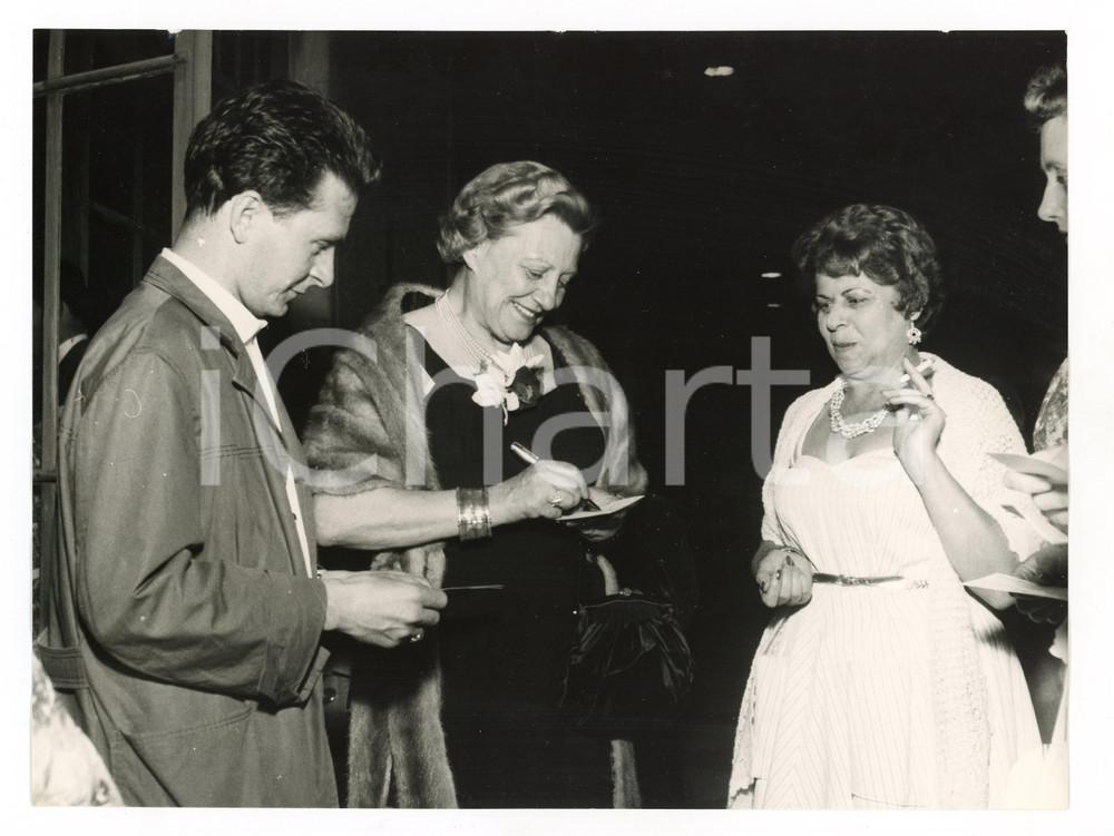 1958 LIDO GENOVA Caravella d'Oro - Serata vincitori "Lascia o Raddoppia" Foto Luglio 1958Fotografia vintage rara d'epoca.Timbro archivio Publifoto Genova al verso.FORMATO: cm 18x24CONDIZIONI: G (difetti di stampa)ICHARTA mette in vendita le stampe vintage della collezione Publifoto Genova, per la maggior parte inedita o in tiratura di pochi esemplari. Si tratta di un'ottima opportunit&agrave; di investimento per i collezionisti di fotografie d'epoca.      originale e autentica 1
