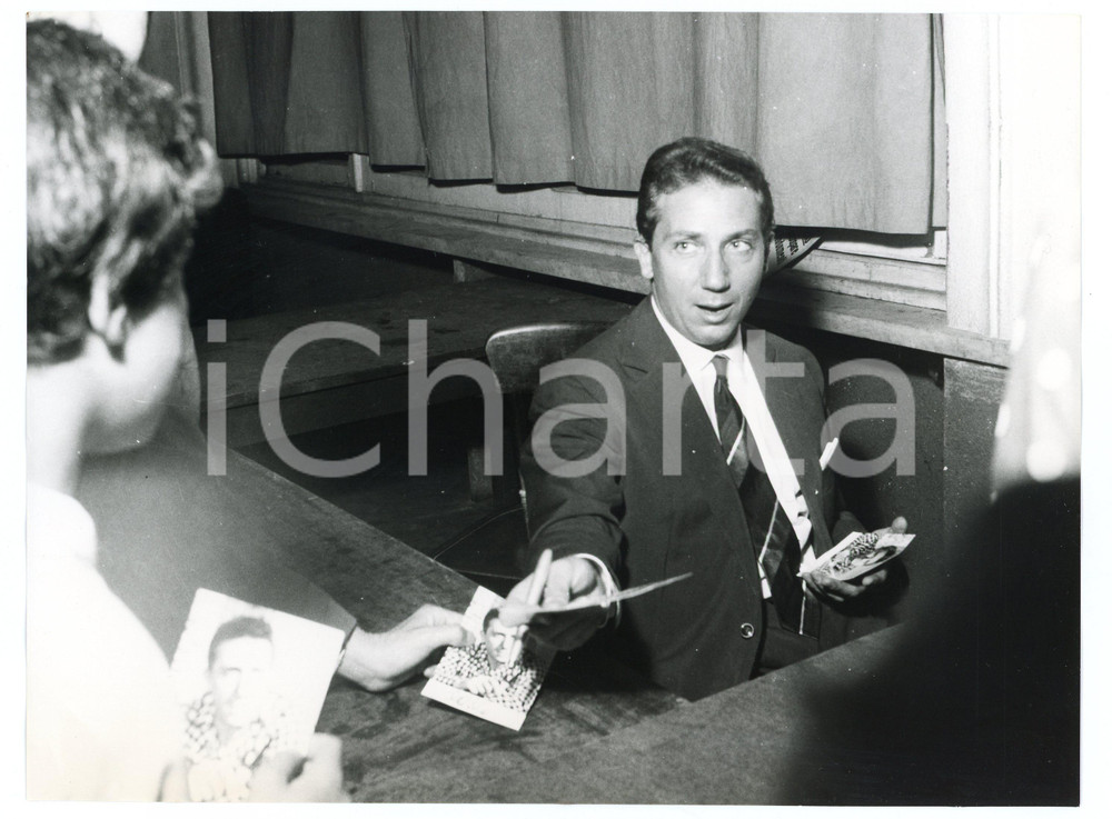 1958 LIDO DI GENOVA Caravella d'Oro - Mike BONGIORNO firma autografi (1) Foto Luglio 1958Fotografia vintage rara d'epoca, scattata in occasione di una serata per i vincitori di "Lascia o Raddoppia".Timbro archivio Publifoto Genova al verso.FORMATO: cm 18x24CONDIZIONI: G (difetti di stampa)ICHARTA mette in vendita le stampe vintage della collezione Publifoto Genova, per la maggior parte inedita o in tiratura di pochi esemplari. Si tratta di un'ottima opportunit&agrave; di investimento per i collezionisti di fotografie d'epoca.      originale e autentica 1