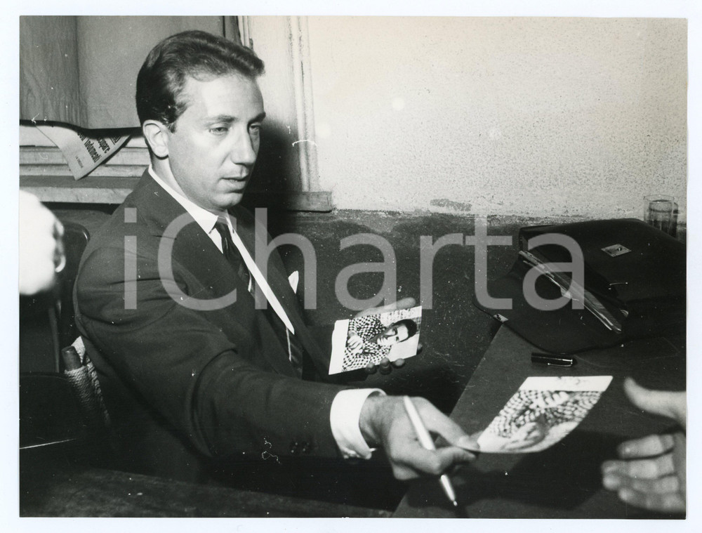 1958 LIDO DI GENOVA Caravella d'Oro - Mike BONGIORNO firma autografi (2) Foto Luglio 1958Fotografia vintage rara d'epoca, scattata in occasione di una serata per i vincitori di "Lascia o Raddoppia".Timbro archivio Publifoto Genova al verso.FORMATO: cm 18x24CONDIZIONI: FAIR (difetti di stampa)ICHARTA mette in vendita le stampe vintage della collezione Publifoto Genova, per la maggior parte inedita o in tiratura di pochi esemplari. Si tratta di un'ottima opportunit&agrave; di investimento per i collezionisti di fotografie d'epoca.      originale e autentica 1