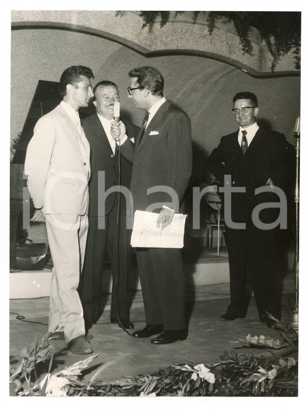 1958 LIDO DI GENOVA Mike BONGIORNO - Serata "Lascia o Raddoppia" - Foto vintage Luglio 1958Fotografia vintage rara d'epoca, scattata in occasione di una serata per i vincitori di "Lascia o Raddoppia", presso la "Caravella d'Oro".Timbro archivio Publifoto Genova al verso.FORMATO: cm 24x18CONDIZIONI: FAIR (difetti di stampa)ICHARTA mette in vendita le stampe vintage della collezione Publifoto Genova, per la maggior parte inedita o in tiratura di pochi esemplari. Si tratta di un'ottima opportunit&agrave; di investimento per i collezionisti di fotografie d'epoca.      originale e autentica 1