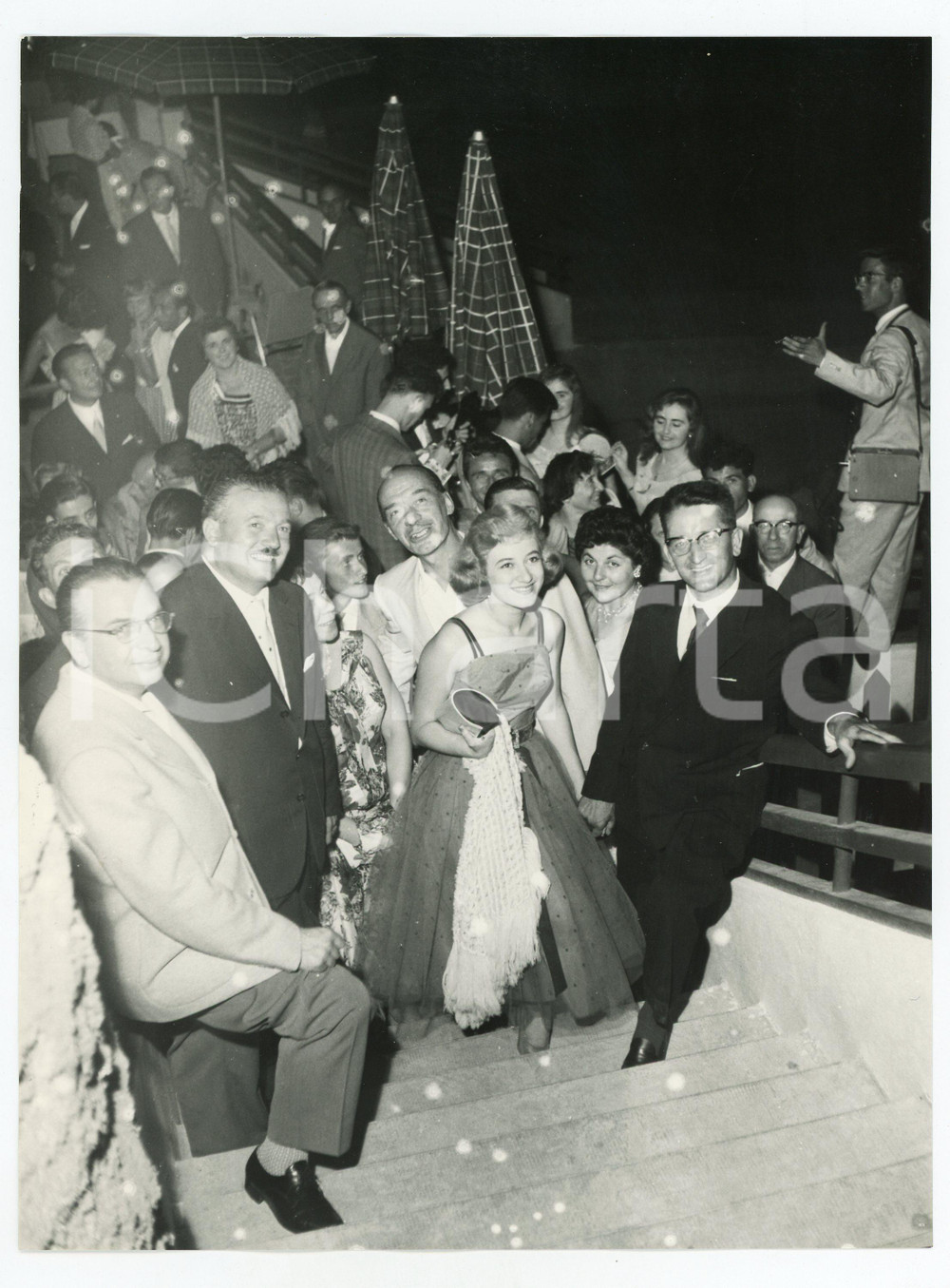 1958 LIDO DI GENOVA Caravella d'Oro - Vincitori "Lascia o Raddoppia" - Foto Luglio 1958Fotografia vintage rara d'epoca, scattata in occasione di una serata per i vincitori di "Lascia o Raddoppia", presso la "Caravella d'Oro".Timbro archivio Publifoto Genova al verso.FORMATO: cm 24x18CONDIZIONI: POOR (difetti di stampa evidenti)ICHARTA mette in vendita le stampe vintage della collezione Publifoto Genova, per la maggior parte inedita o in tiratura di pochi esemplari. Si tratta di un'ottima opportunit&agrave; di investimento per i collezionisti di fotografie d'epoca.      originale e autentica 1
