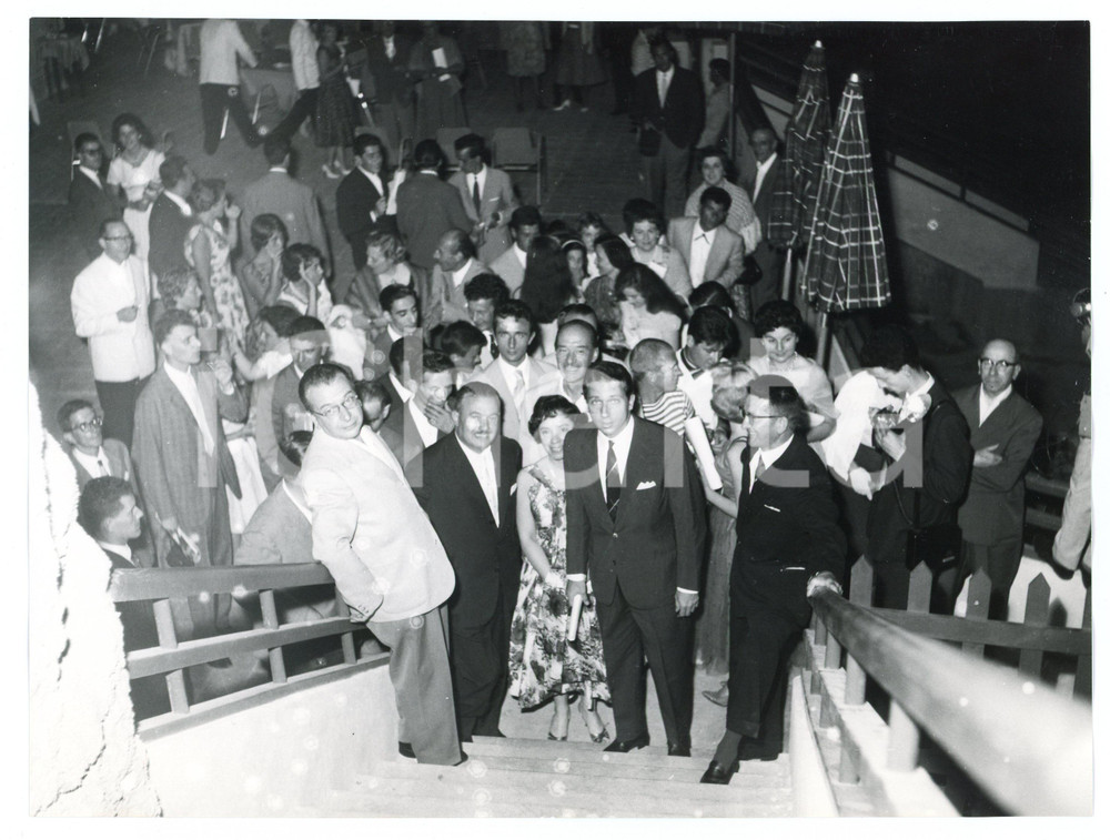 1958 LIDO DI GENOVA Mike BONGIORNO tra i vincitori di "Lascia o Raddoppia"  Foto Luglio 1958Fotografia vintage rara d'epoca, scattata in occasione di una serata per i vincitori di "Lascia o Raddoppia", presso la "Caravella d'Oro".Timbro archivio Publifoto Genova al verso.ICHARTA mette in vendita le stampe vintage della collezione Publifoto Genova, per la maggior parte inedita o in tiratura di pochi esemplari. Si tratta di un'ottima opportunità di investimento per i collezionisti di fotografie d'epoca.   FAIR/discreto difetti di stampa evidenti al margine inferiore Formato: 24x18 cm originale e autentica 1