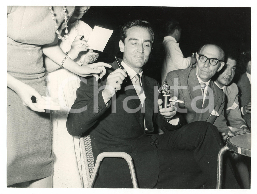 1958 LIDO DI GENOVA Vittorio GASSMAN premiato con la Caravella d'Oro - Foto RARA 29 Luglio 1958Fotografia vintage rara d'epoca, scattata in occasione della serata per i 50 anni del Lido di Genova, durante la quale Vittorio Gassman venne premiato con la Caravella d'Oro.Timbro archivio Publifoto Genova al verso.FORMATO: cm 24x18CONDIZIONI: FAIR (difetti di stampa)ICHARTA mette in vendita le stampe vintage della collezione Publifoto Genova, per la maggior parte inedita o in tiratura di pochi esemplari. Si tratta di un'ottima opportunit&agrave; di investimento per i collezionisti di fotografie d'epoca.      originale e autentica 1