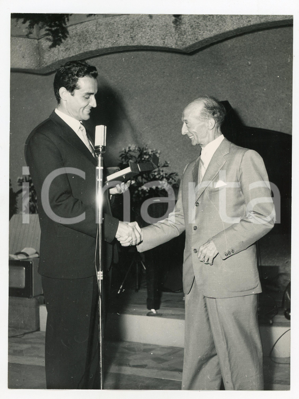1958 LIDO DI GENOVA Vittorio GASSMAN premiato da Rinaldo RIZZO - Foto RARA 29 Luglio 1958Fotografia vintage rara d'epoca, scattata in occasione della serata per i 50 anni del Lido di Genova, durante la quale Vittorio Gassman venne premiato con la Caravella d'Oro.Timbro archivio Publifoto Genova al verso.FORMATO: cm 24x18CONDIZIONI: FAIR (difetti di stampa)ICHARTA mette in vendita le stampe vintage della collezione Publifoto Genova, per la maggior parte inedita o in tiratura di pochi esemplari. Si tratta di un'ottima opportunit&agrave; di investimento per i collezionisti di fotografie d'epoca.      originale e autentica 1