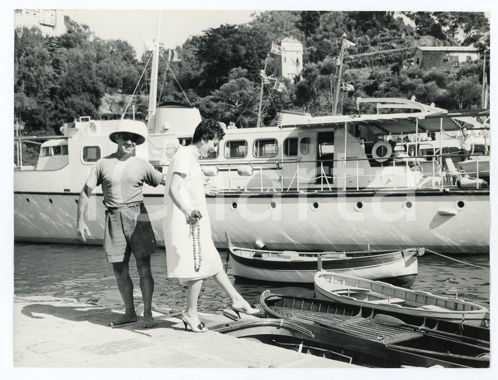1958 PORTOFINO Valentina CORTESE sale su una barca - Foto vintage RARA 24x18 cm Agosto 1958Fotografia vintage rara d'epoca.Timbro archivio Publifoto Genova al verso.FORMATO: cm 24x18CONDIZIONI: G (lievi difetti di stampa e ondulatura)ICHARTA mette in vendita le stampe vintage della collezione Publifoto Genova, per la maggior parte inedita o in tiratura di pochi esemplari. Si tratta di un'ottima opportunit&agrave; di investimento per i collezionisti di fotografie d'epoca.      originale e autentica 1