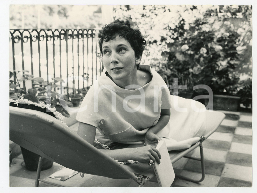 1958 PORTOFINO Valentina CORTESE in terrazza sulla sdraio - Foto 24x18 Agosto 1958Fotografia vintage rara d'epoca, nella quale Valentina Cortese &egrave; ritratta su una sdraio, con il romanzo "Ilaria" di Salvator Gotta.Timbro archivio Publifoto Genova al verso.FORMATO: cm 24x18CONDIZIONI: G (lievi difetti di stampa)ICHARTA mette in vendita le stampe vintage della collezione Publifoto Genova, per la maggior parte inedita o in tiratura di pochi esemplari. Si tratta di un'ottima opportunit&agrave; di investimento per i collezionisti di fotografie d'epoca.      originale e autentica 1
