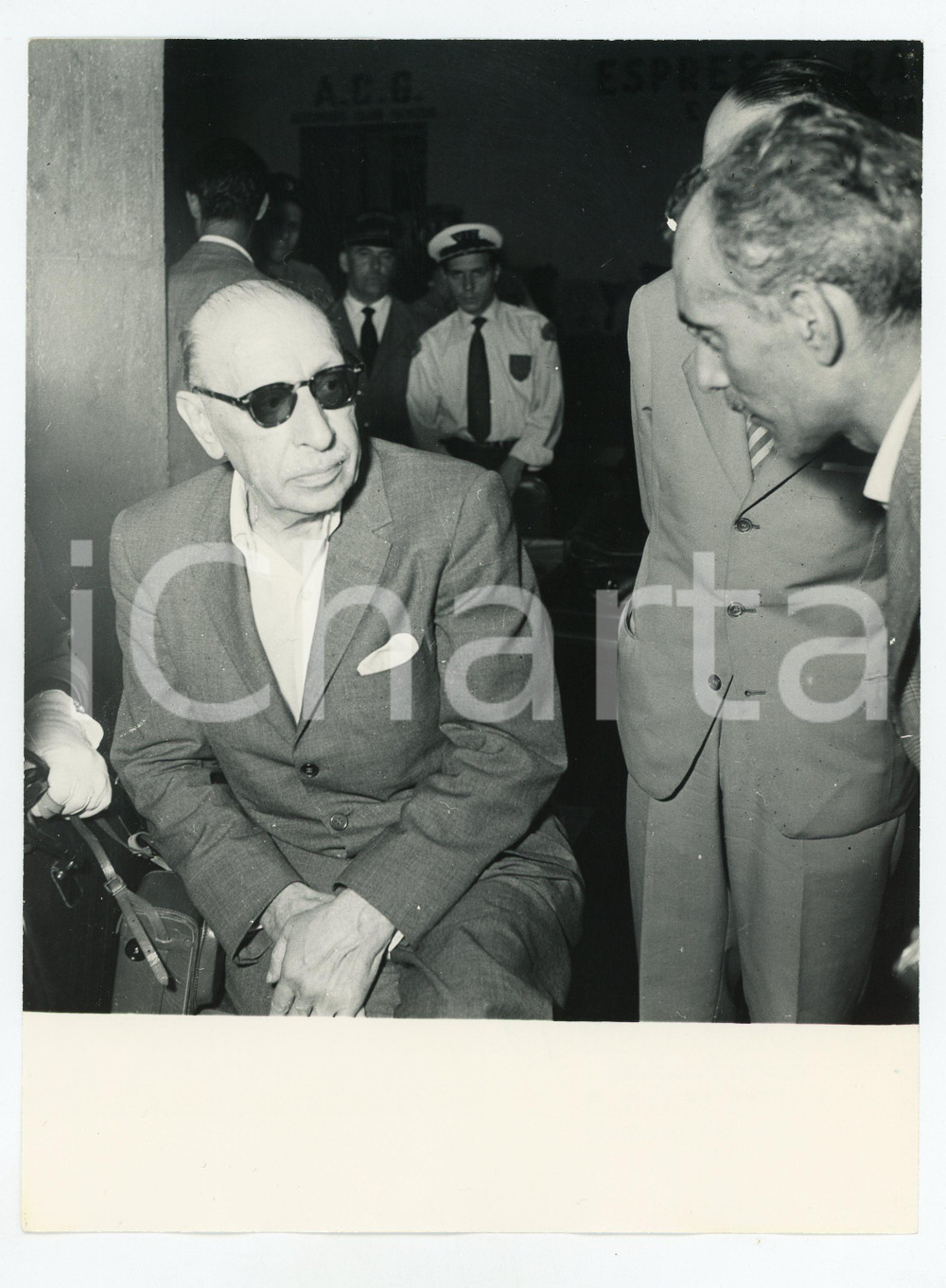 1958 GENOVA Arrivo di IGOR STRAVINSKIJ (1) Fotografia vintage RARA 18x24 19 AGOSTO 1958Arrivo di Igor' F&euml;dorovič Stravinskij a GenovaFotografia vintage rara d'epoca.Timbro originale archivio Publifoto Genova al versoFORMATO: cm 24 x 18CONDIZIONI: FAIR (lievi difetti di stampa)ICHARTA mette in vendita le stampe vintage della collezione Publifoto Genova, la maggior parte inedita o comunque in tiratura di pochi esemplari. Si tratta di un'ottima opportunit&agrave; di investimento per i collezionisti di fotografie d'epoca.    originale e autentica 1