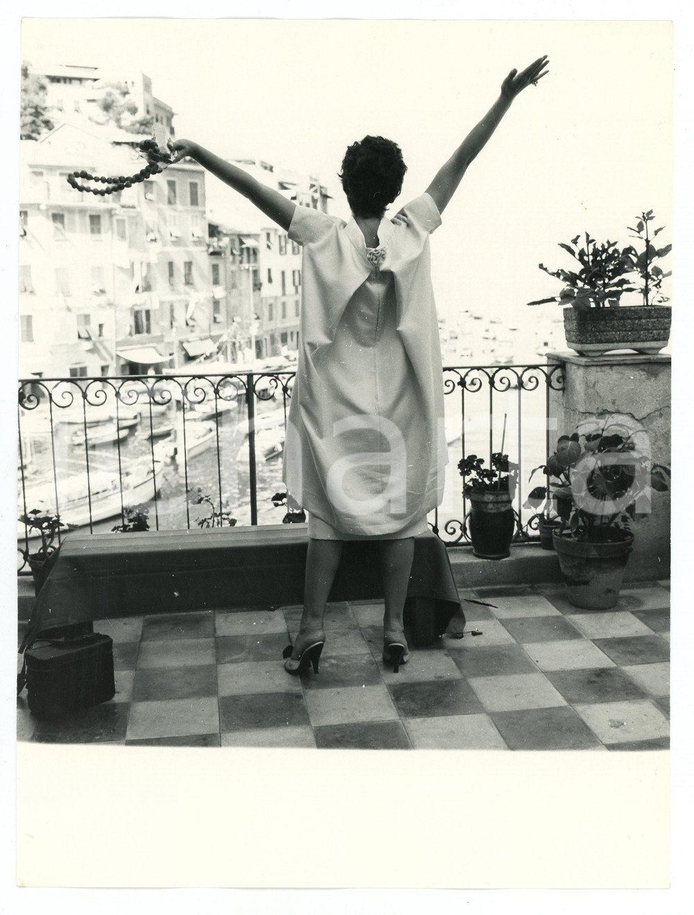 1958 PORTOFINO Ritratto di Valentina CORTESE in terrazza - Foto 18x24 cm Agosto 1958Fotografia vintage rara d'epoca.Timbro archivio Publifoto Genova al verso.FORMATO: cm 18x24CONDIZIONI: G (lievi difetti di stampa)ICHARTA mette in vendita le stampe vintage della collezione Publifoto Genova, per la maggior parte inedita o in tiratura di pochi esemplari. Si tratta di un'ottima opportunit&agrave; di investimento per i collezionisti di fotografie d'epoca.      originale e autentica 1