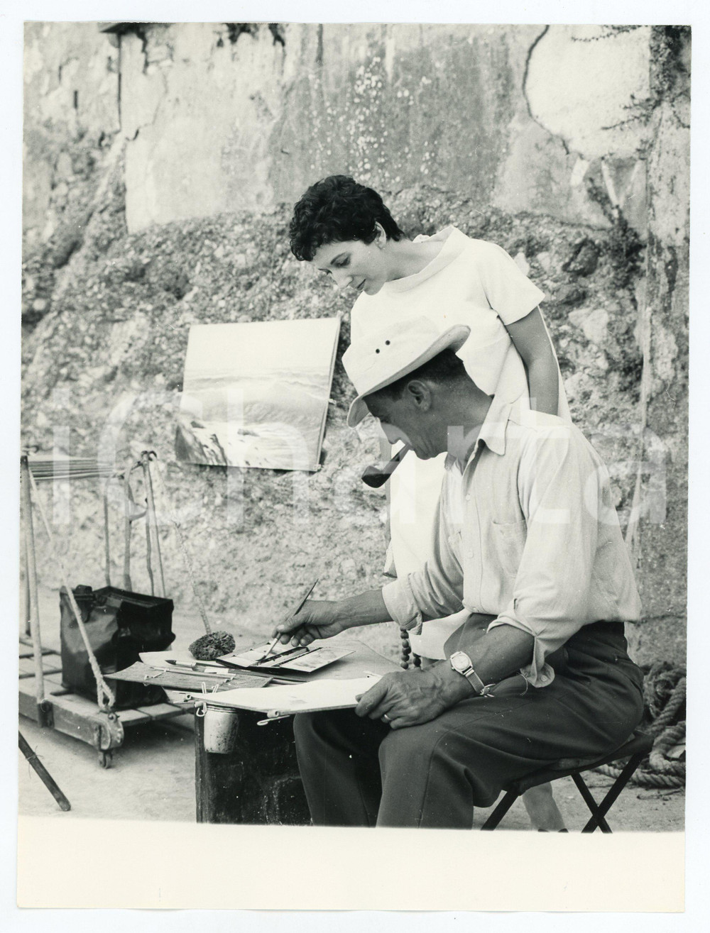 1958 PORTOFINO Valentina CORTESE osserva un pittore al lavoro - Foto 18x24 cm Agosto 1958Fotografia vintage rara d'epoca.Timbro archivio Publifoto Genova al verso.FORMATO: cm 18x24CONDIZIONI: G (lievi difetti di stampa)ICHARTA mette in vendita le stampe vintage della collezione Publifoto Genova, per la maggior parte inedita o in tiratura di pochi esemplari. Si tratta di un'ottima opportunit&agrave; di investimento per i collezionisti di fotografie d'epoca.      originale e autentica 1