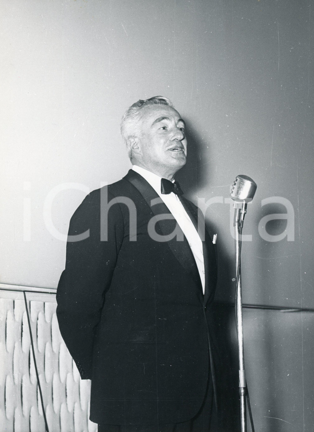 1959 GENOVA Vittorio DE SICA al Cinema PALAZZO - Fotografia vintage RARA 18x24 18 Settembre 1959Fotografia vintage rara d'epoca, che ritrae Vittorio De Sica in occasione dell'anteprima del film "Il generale Della Rovere".Timbro originale archivio Publifoto Genova al verso.FORMATO: cm 18x24CONDIZIONI: FAIR (difetti di stampa)ICHARTA mette in vendita le stampe vintage della collezione Publifoto Genova, la maggior parte inedita o comunque in tiratura di pochi esemplari. Si tratta di un'ottima opportunit&agrave; di investimento per i collezionisti di fotografie d'epoca.    originale e autentica 1