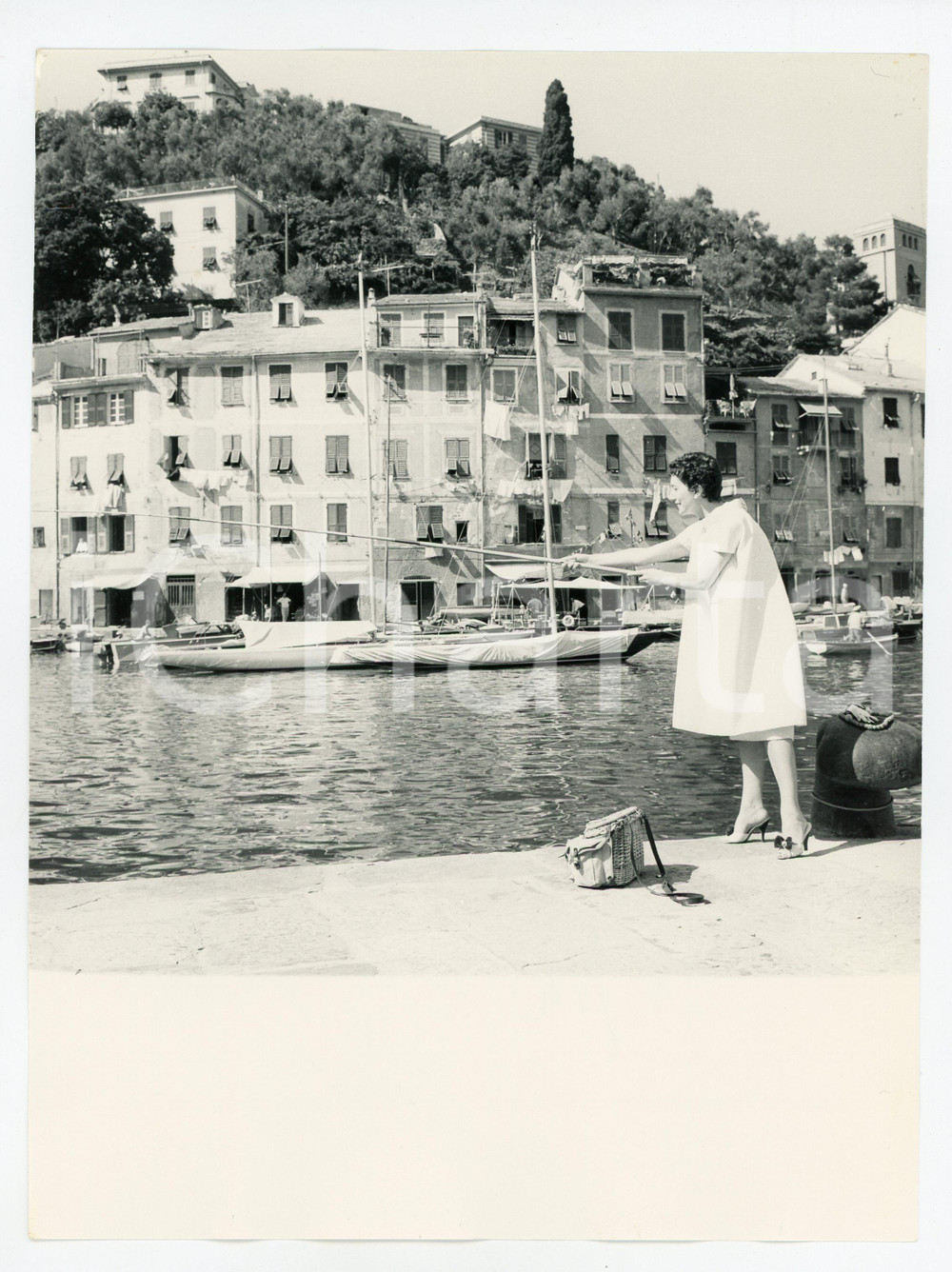 1958 PORTOFINO Valentina CORTESE pesca lungo la riva - Foto RARA 18x24 cm Agosto 1958Fotografia vintage rara d'epoca.Timbro archivio Publifoto Genova al verso.FORMATO: cm 18x24CONDIZIONI: G (lievi difetti di stampa e ondulatura)ICHARTA mette in vendita le stampe vintage della collezione Publifoto Genova, per la maggior parte inedita o in tiratura di pochi esemplari. Si tratta di un'ottima opportunit&agrave; di investimento per i collezionisti di fotografie d'epoca.      originale e autentica 1