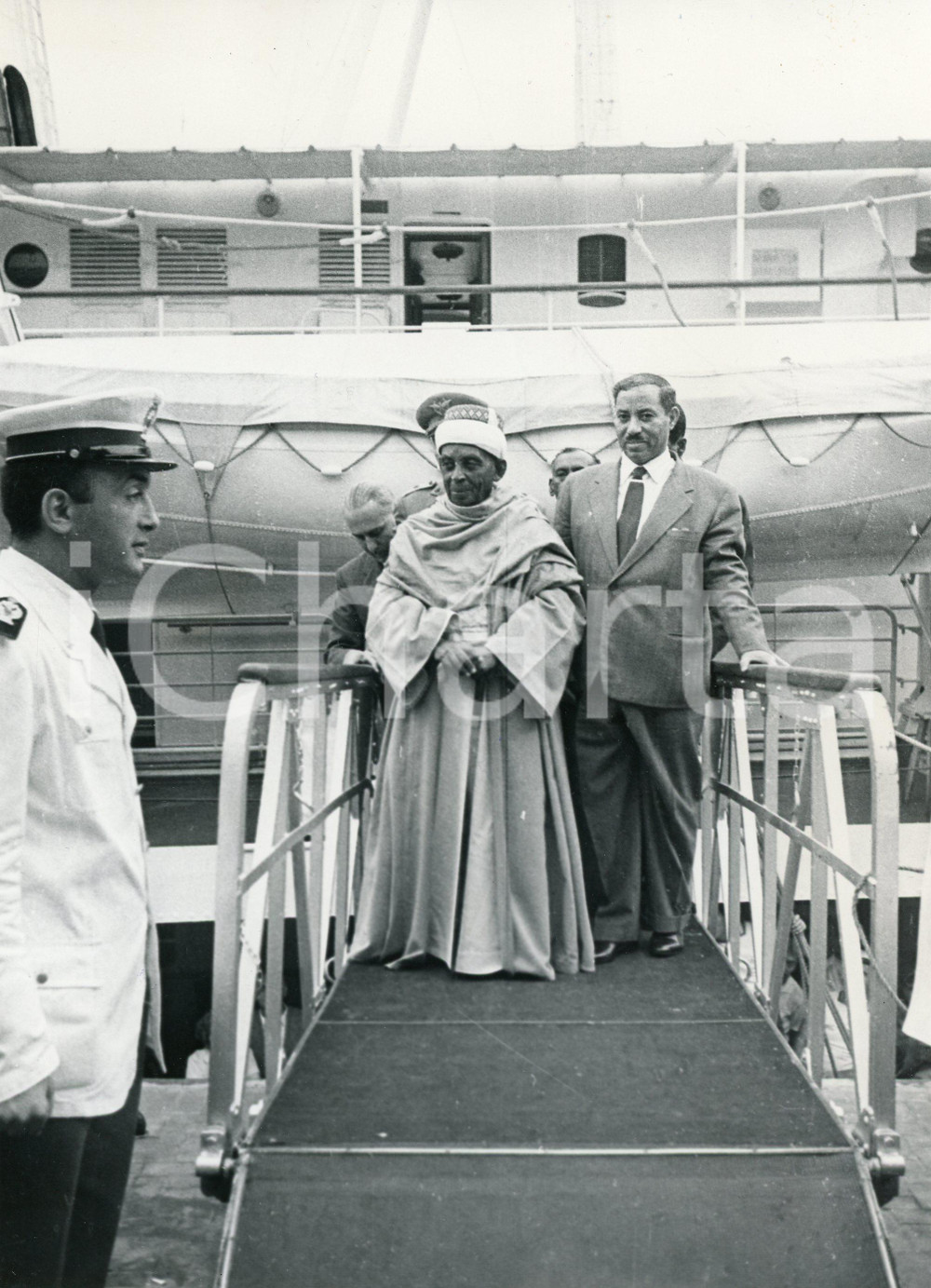 1959 GENOVA Arrivo di un Maharaja indiano (1)  - Foto vintage RARA 18x24 cm 23 Settembre 1959Fotografia vintage rara d'epoca.Timbro archivio Publifoto Genova al verso.FORMATO: cm 18x24CONDIZIONI: FAIR (difetti di stampa)ICHARTA mette in vendita le stampe vintage della collezione Publifoto Genova, per la maggior parte inedita o in tiratura di pochi esemplari. Si tratta di un'ottima opportunit&agrave; di investimento per i collezionisti di fotografie d'epoca.    originale e autentica 1