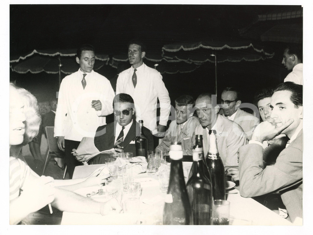 1958 LIDO DI GENOVA Mike BONGIORNO alla serata "Lascia o Raddoppia" - Foto Luglio 1958Fotografia vintage rara d'epoca, scattata in occasione di una serata per i vincitori di "Lascia o Raddoppia", presso la "Caravella d'Oro".Timbro archivio Publifoto Genova al verso.FORMATO: cm 18x24CONDIZIONI: FAIR (difetti di stampa)ICHARTA mette in vendita le stampe vintage della collezione Publifoto Genova, per la maggior parte inedita o in tiratura di pochi esemplari. Si tratta di un'ottima opportunit&agrave; di investimento per i collezionisti di fotografie d'epoca.      originale e autentica 1
