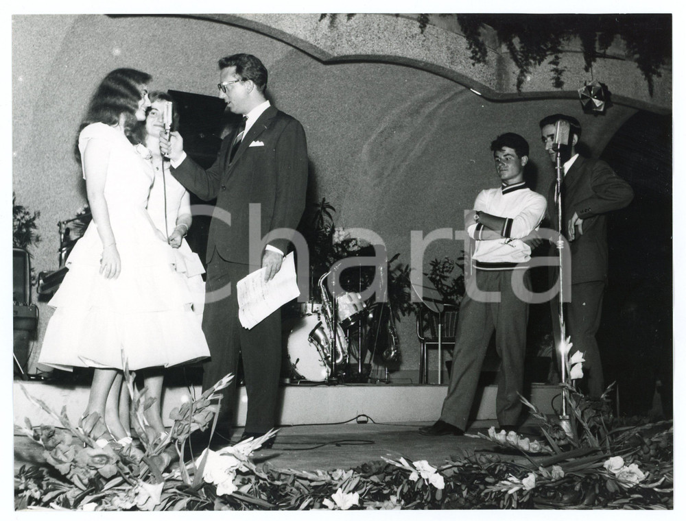 1958 LIDO DI GENOVA Mike BONGIORNO - Serata per "Lascia o Raddoppia" - Foto Luglio 1958Fotografia vintage rara d'epoca, scattata in occasione di una serata per i vincitori di "Lascia o Raddoppia", presso la "Caravella d'Oro".Timbro archivio Publifoto Genova al verso.FORMATO: cm 24x18CONDIZIONI: FAIR (difetti di stampa)ICHARTA mette in vendita le stampe vintage della collezione Publifoto Genova, per la maggior parte inedita o in tiratura di pochi esemplari. Si tratta di un'ottima opportunit&agrave; di investimento per i collezionisti di fotografie d'epoca.      originale e autentica 1