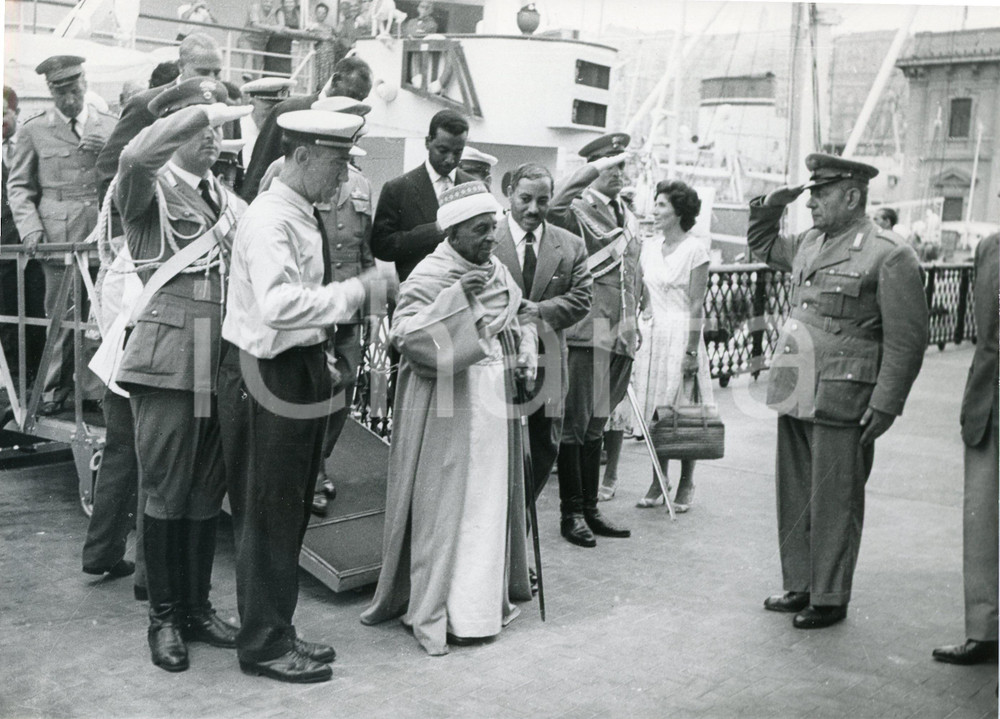 1959 GENOVA Arrivo di un Maharaja indiano (2) - Foto vintage RARA 24x18 cm 23 Settembre 1959Fotografia vintage rara d'epoca.Timbro archivio Publifoto Genova al verso.FORMATO: cm 24x18CONDIZIONI: FAIR (difetti di stampa)ICHARTA mette in vendita le stampe vintage della collezione Publifoto Genova, per la maggior parte inedita o in tiratura di pochi esemplari. Si tratta di un'ottima opportunit&agrave; di investimento per i collezionisti di fotografie d'epoca.    originale e autentica 1